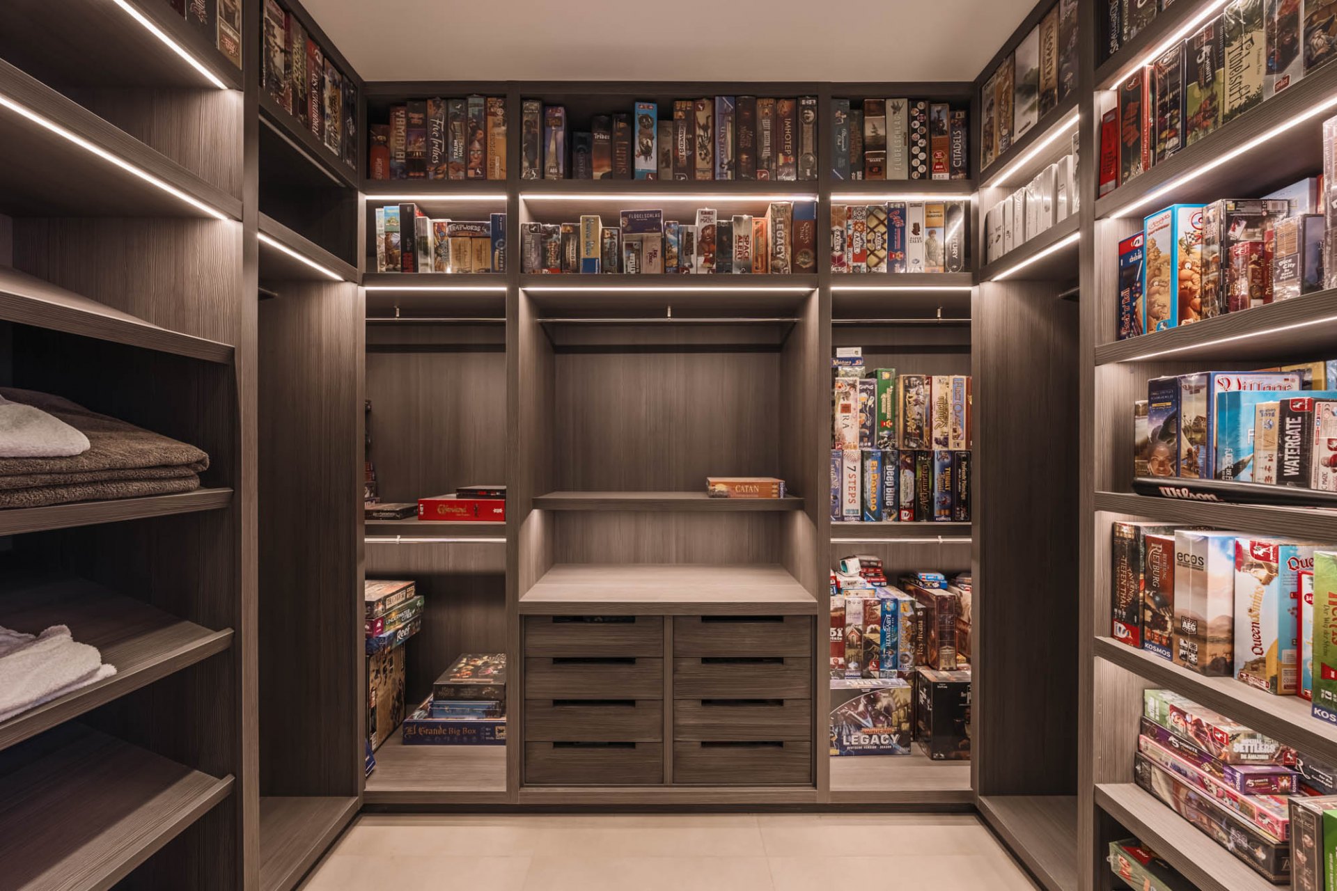 Elegante villa contemporánea con vistas al mar, en la comunidad cerrada de El Madroñal, Benahavís