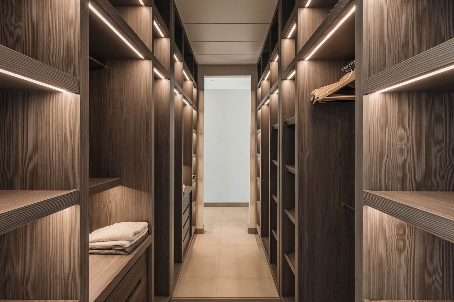 Elegante villa contemporánea con vistas al mar, en la comunidad cerrada de El Madroñal, Benahavís