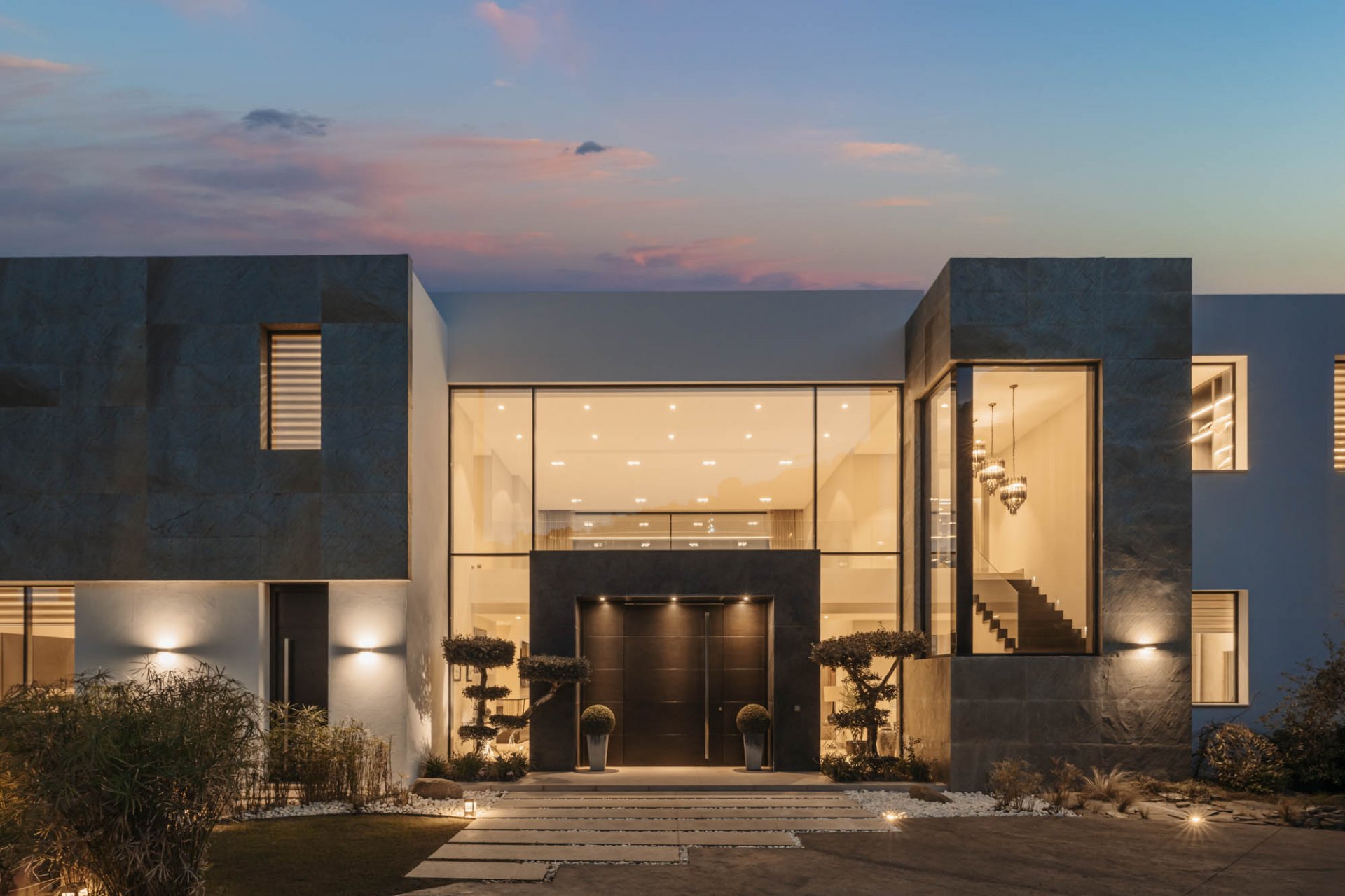 Elegante villa contemporánea con vistas al mar, en la comunidad cerrada de El Madroñal, Benahavís