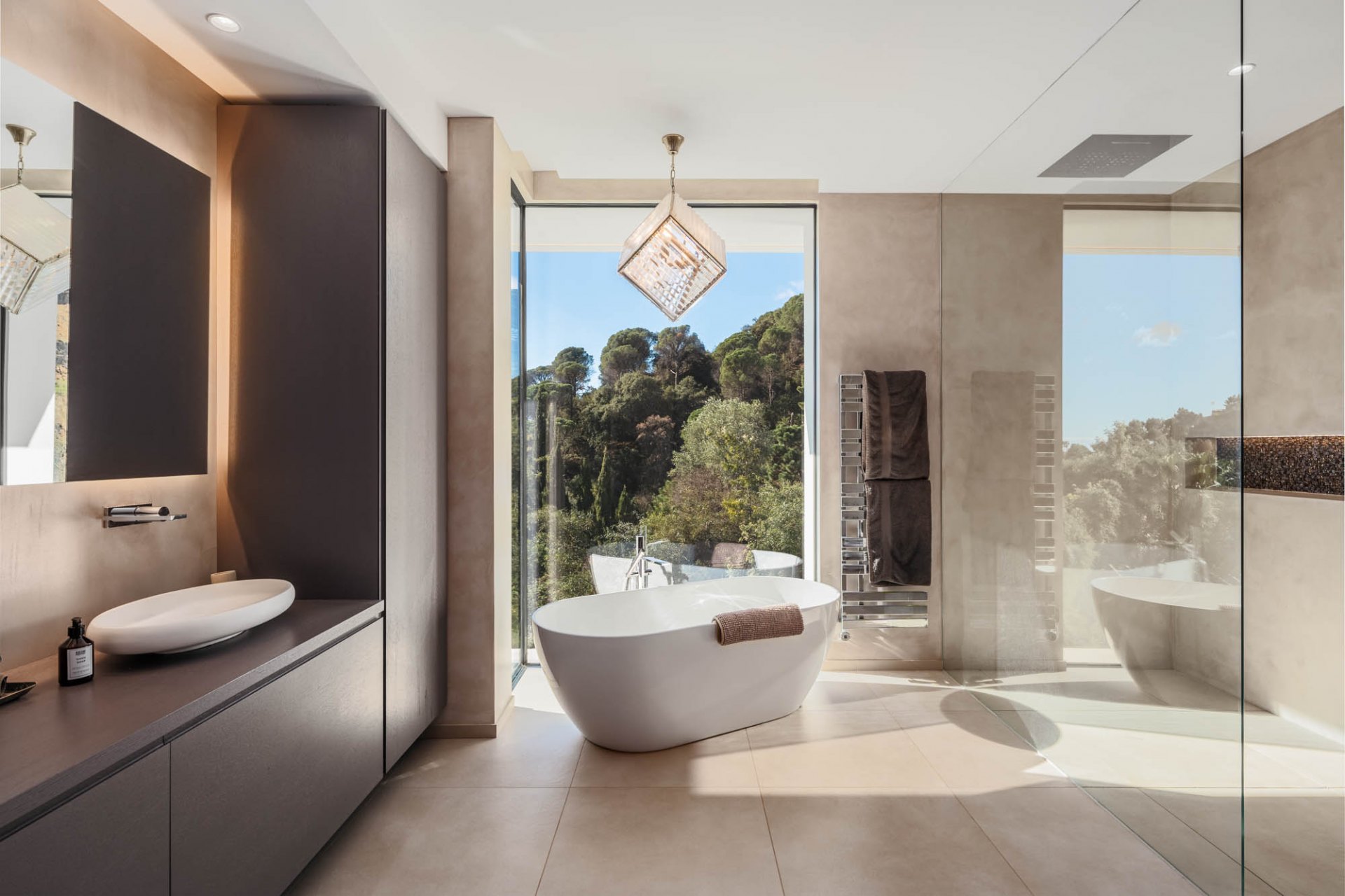 Elegante villa contemporánea con vistas al mar, en la comunidad cerrada de El Madroñal, Benahavís