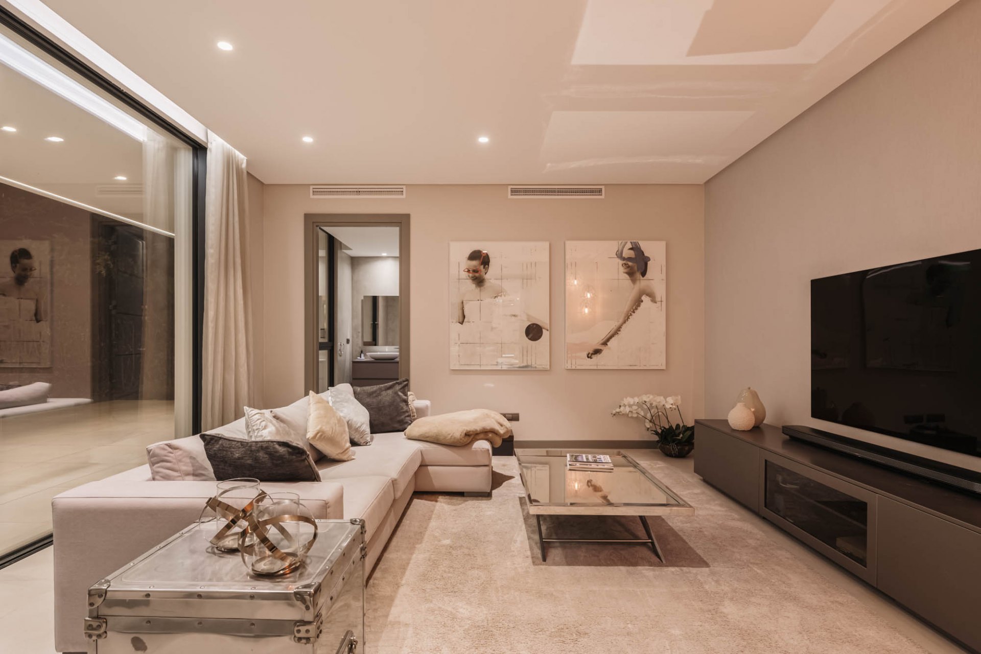 Elegante villa contemporánea con vistas al mar, en la comunidad cerrada de El Madroñal, Benahavís