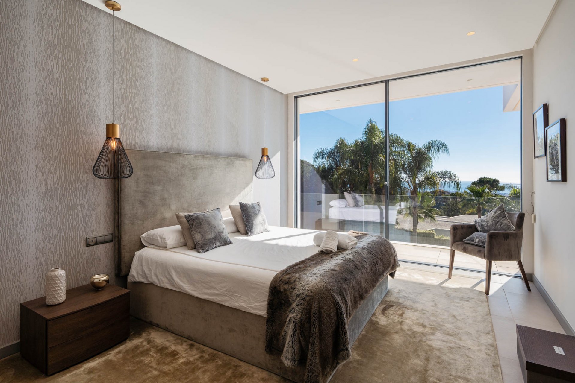 Elegante villa contemporánea con vistas al mar, en la comunidad cerrada de El Madroñal, Benahavís