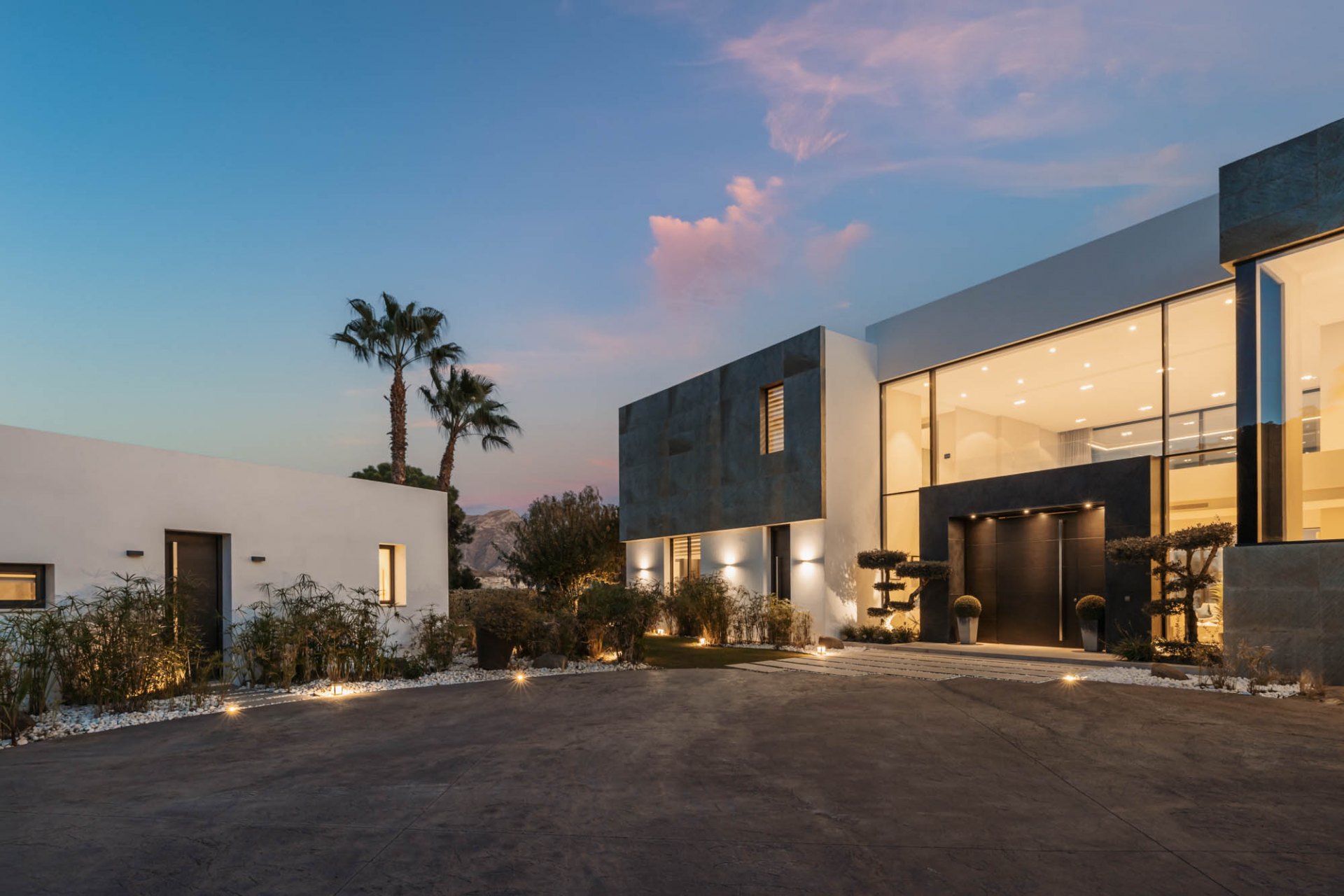 Elegante villa contemporánea con vistas al mar, en la comunidad cerrada de El Madroñal, Benahavís