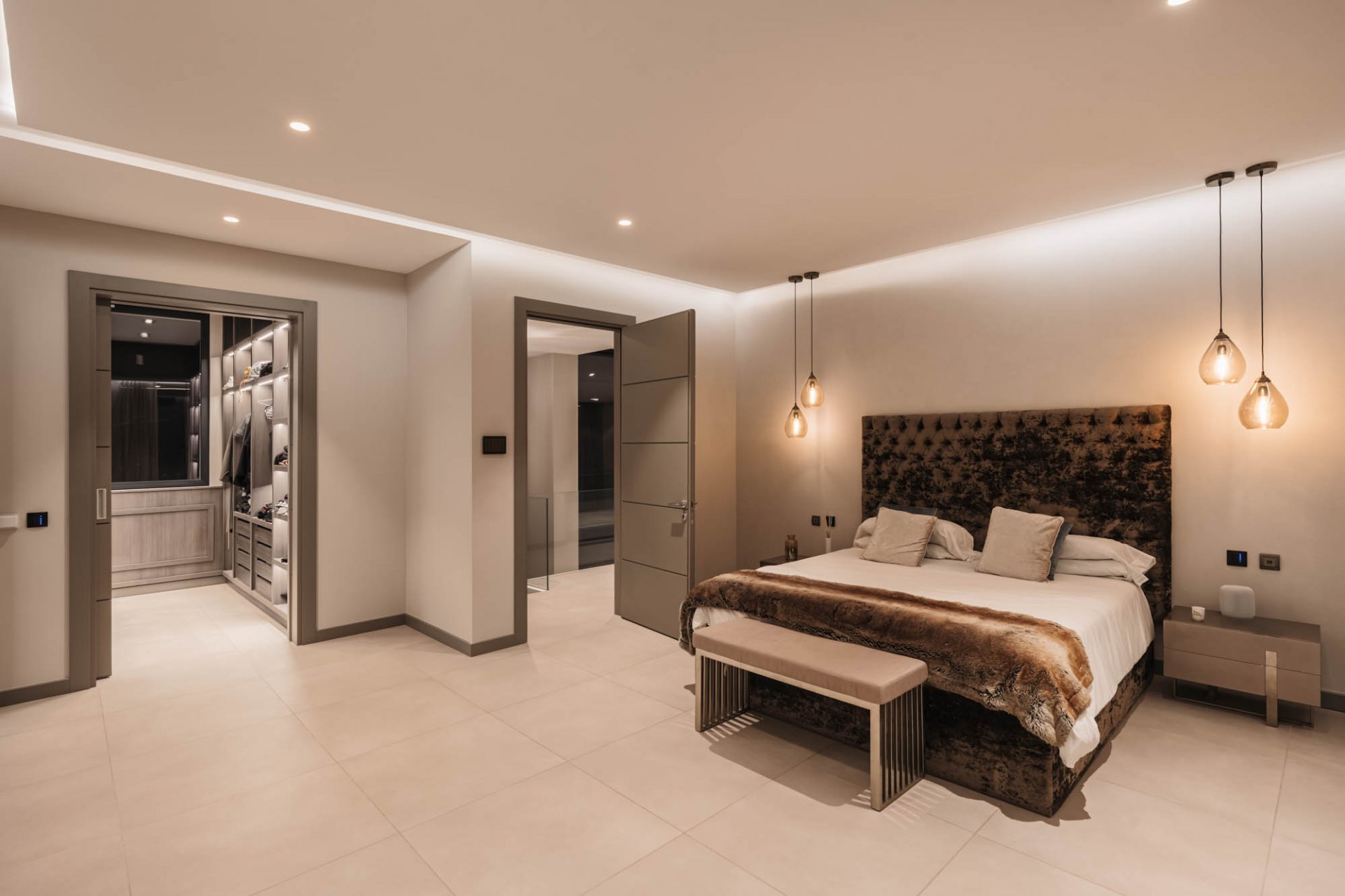 Elegante villa contemporánea con vistas al mar, en la comunidad cerrada de El Madroñal, Benahavís