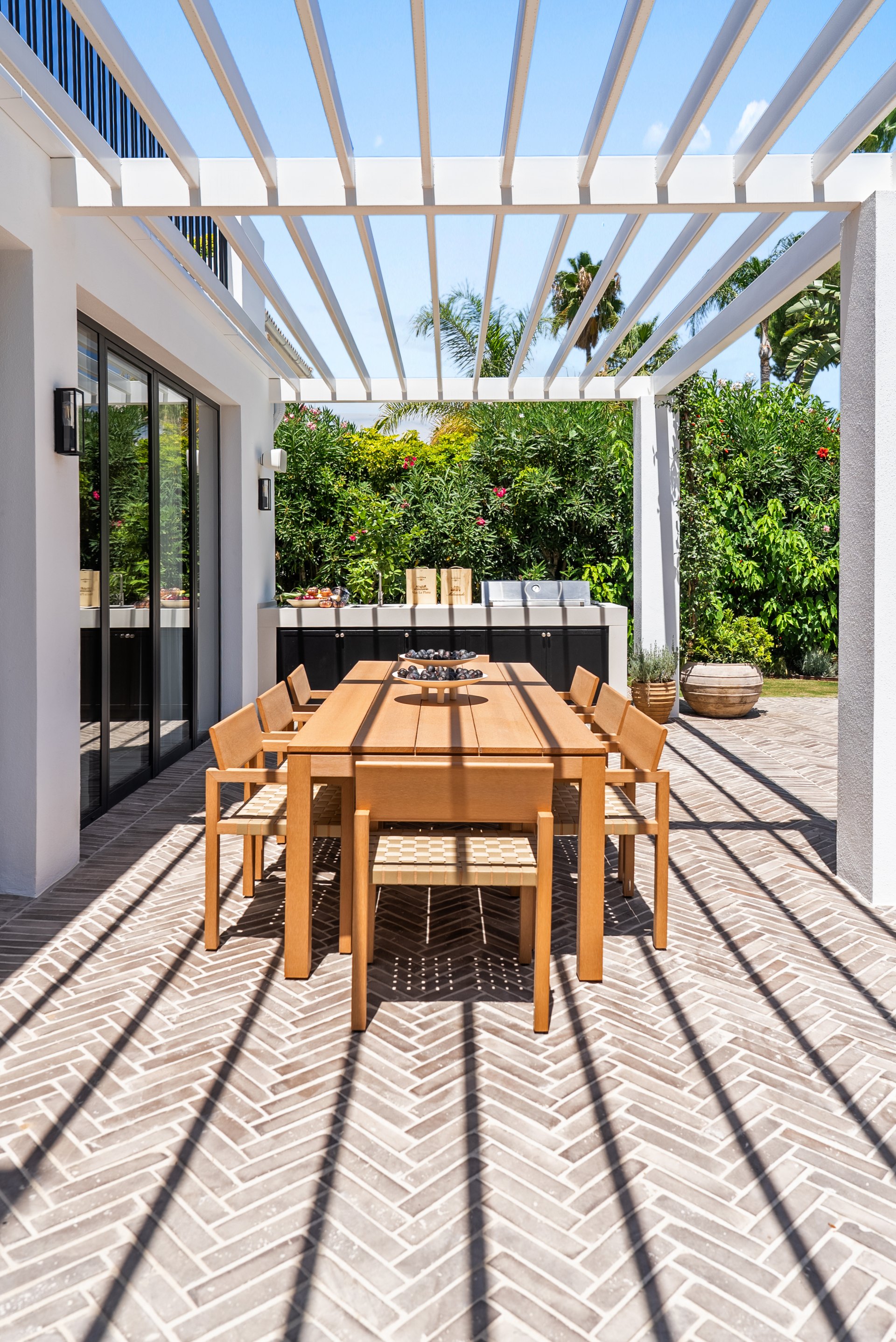 An impressive frontline golf villa located in the prestigious Las Brisas area of Nueva Andalucía