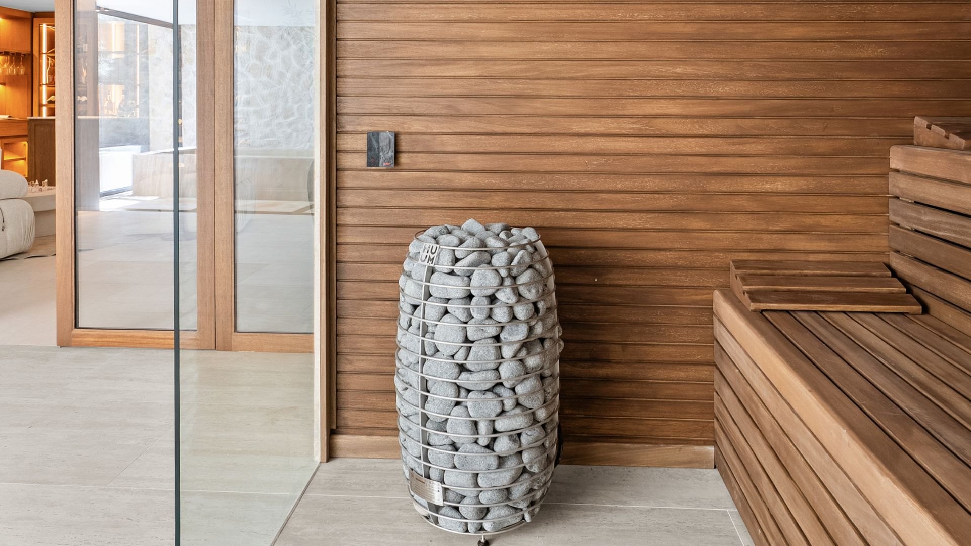 An impressive frontline golf villa located in the prestigious Las Brisas area of Nueva Andalucía