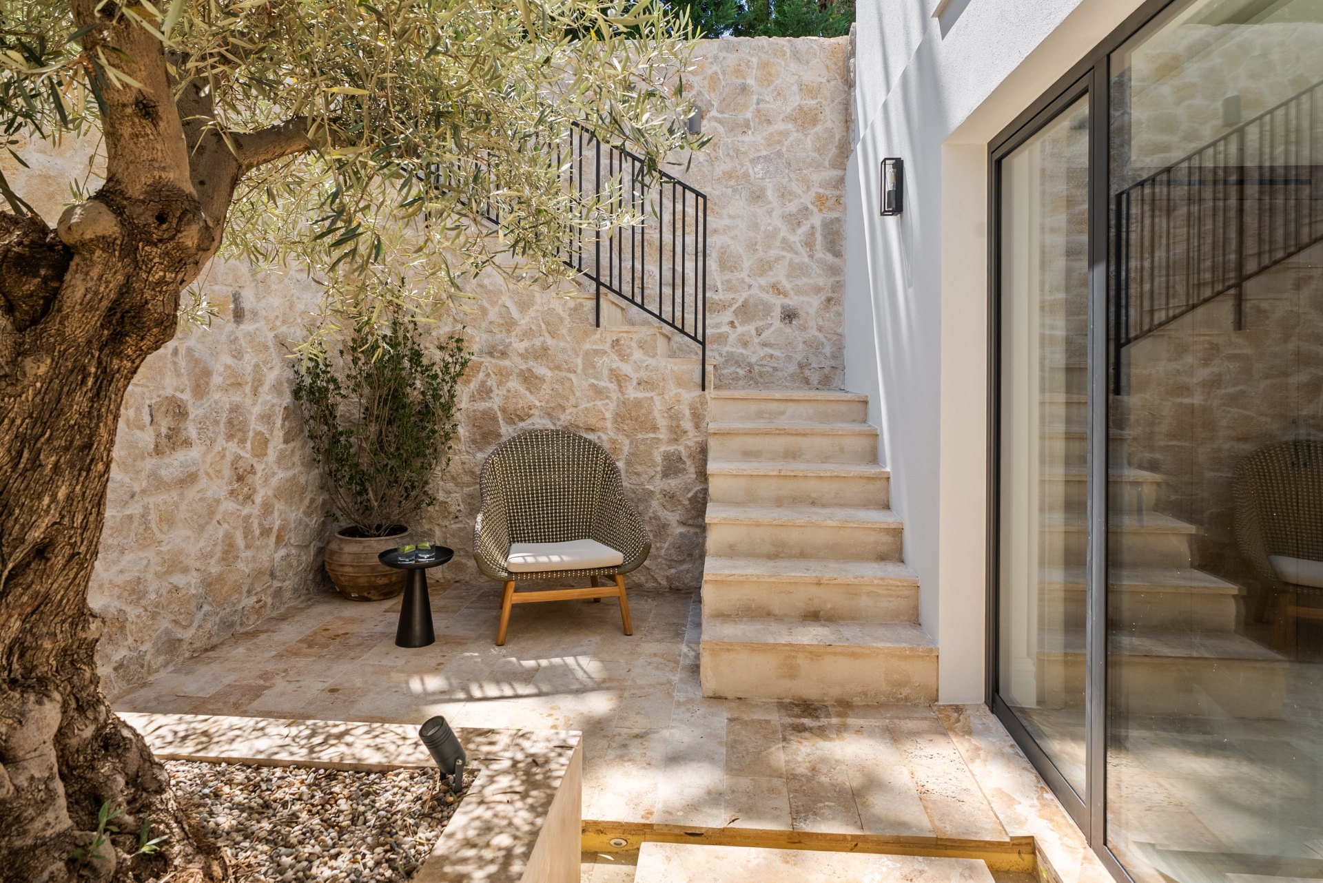 An impressive frontline golf villa located in the prestigious Las Brisas area of Nueva Andalucía