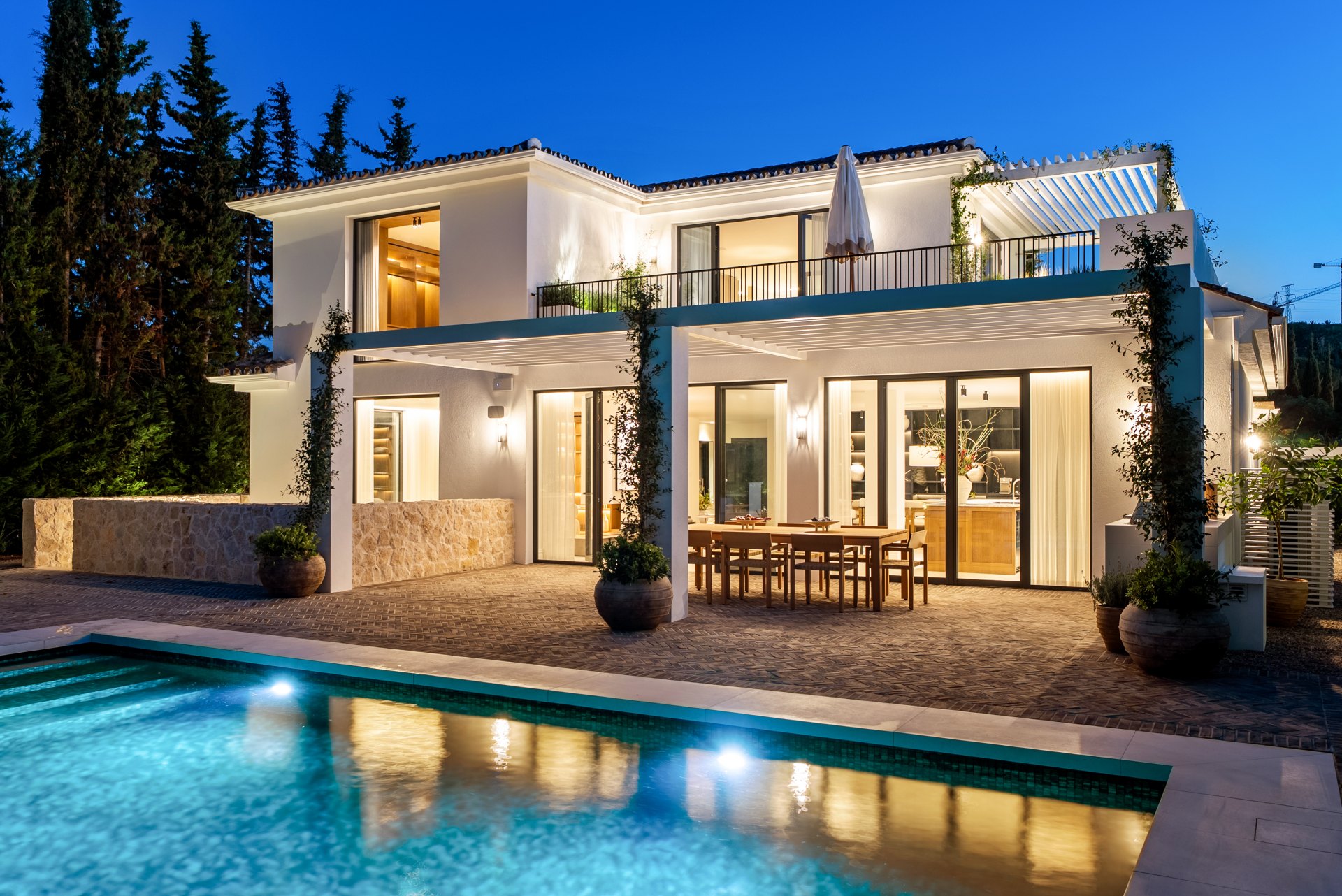 An impressive frontline golf villa located in the prestigious Las Brisas area of Nueva Andalucía