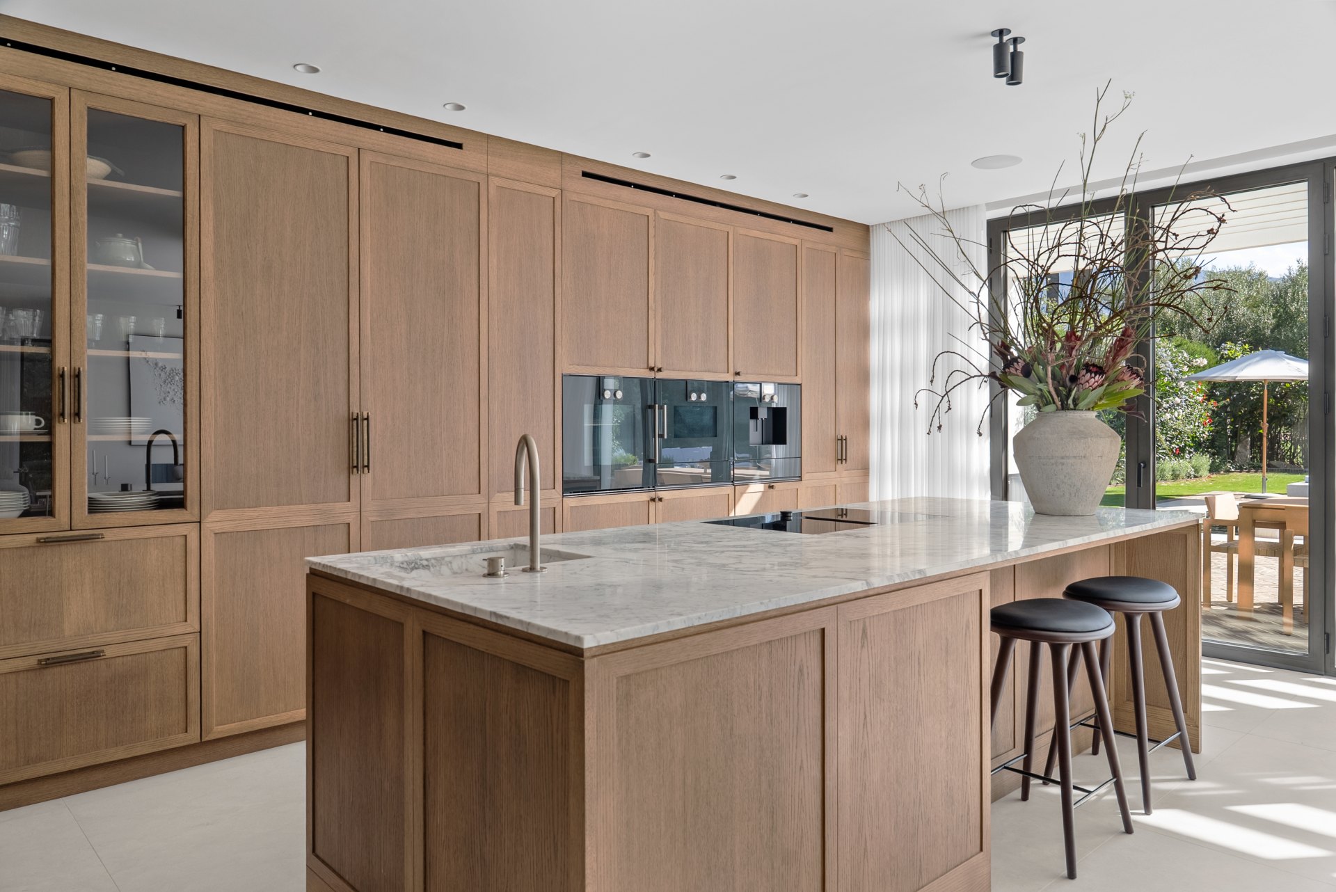 An impressive frontline golf villa located in the prestigious Las Brisas area of Nueva Andalucía