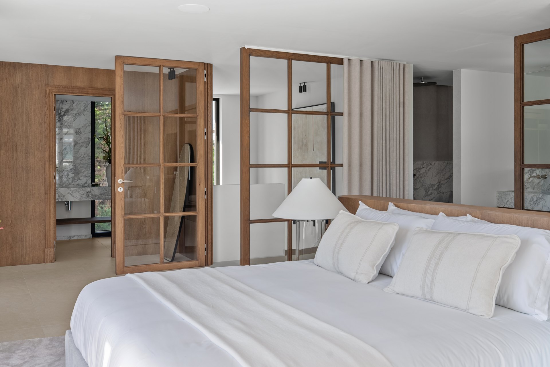 An impressive frontline golf villa located in the prestigious Las Brisas area of Nueva Andalucía