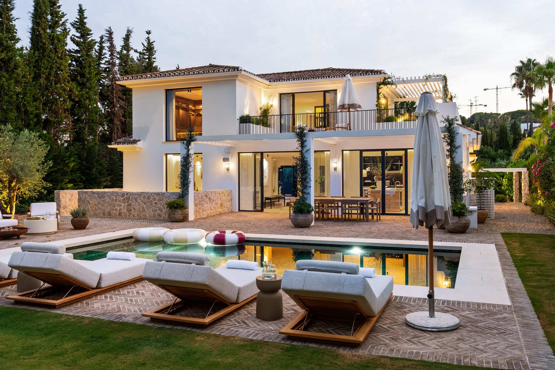 An impressive frontline golf villa located in the prestigious Las Brisas area of Nueva Andalucía