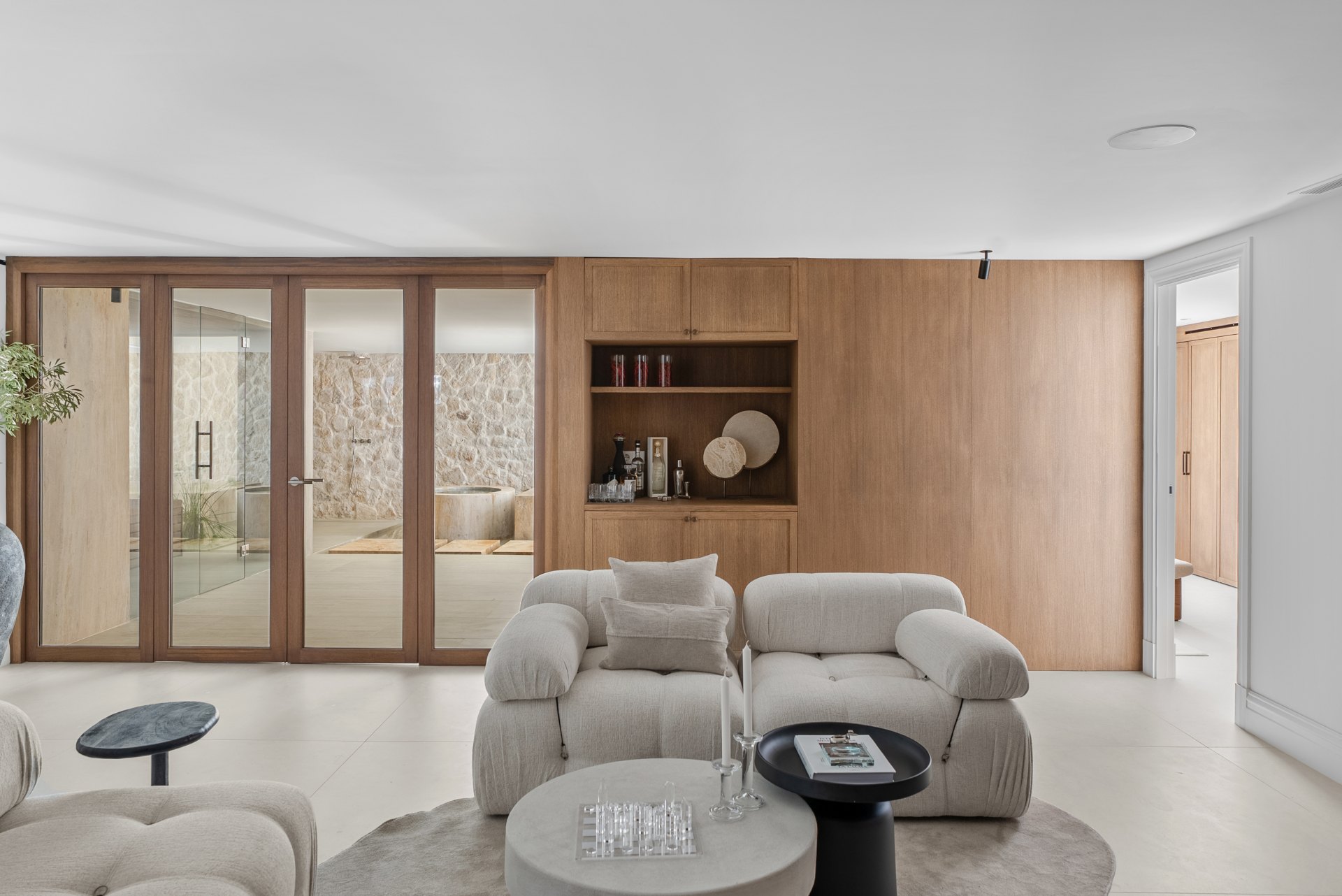 An impressive frontline golf villa located in the prestigious Las Brisas area of Nueva Andalucía