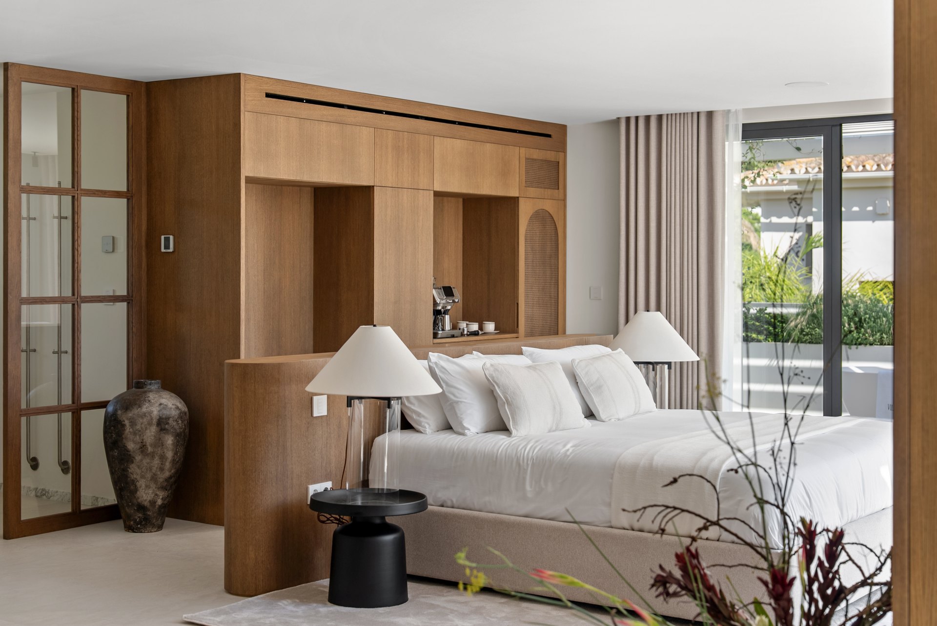 An impressive frontline golf villa located in the prestigious Las Brisas area of Nueva Andalucía