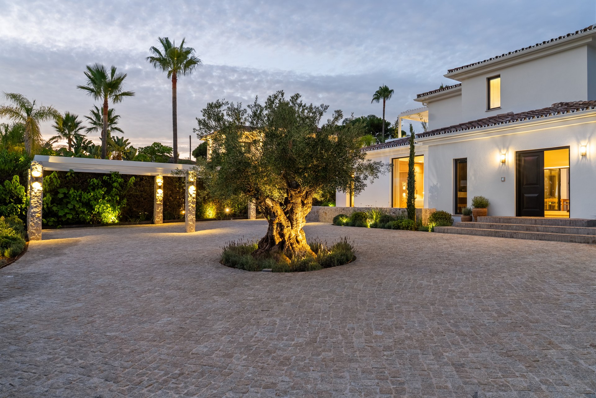 An impressive frontline golf villa located in the prestigious Las Brisas area of Nueva Andalucía