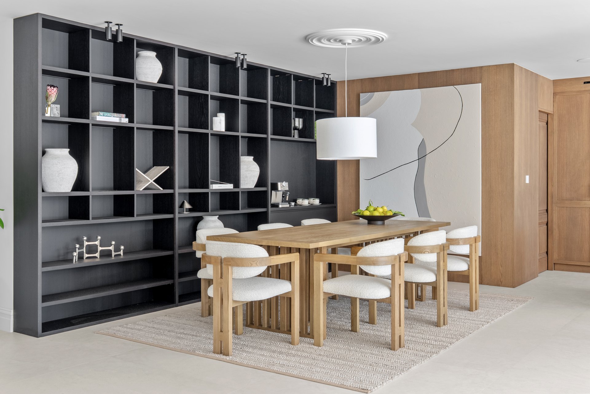 An impressive frontline golf villa located in the prestigious Las Brisas area of Nueva Andalucía