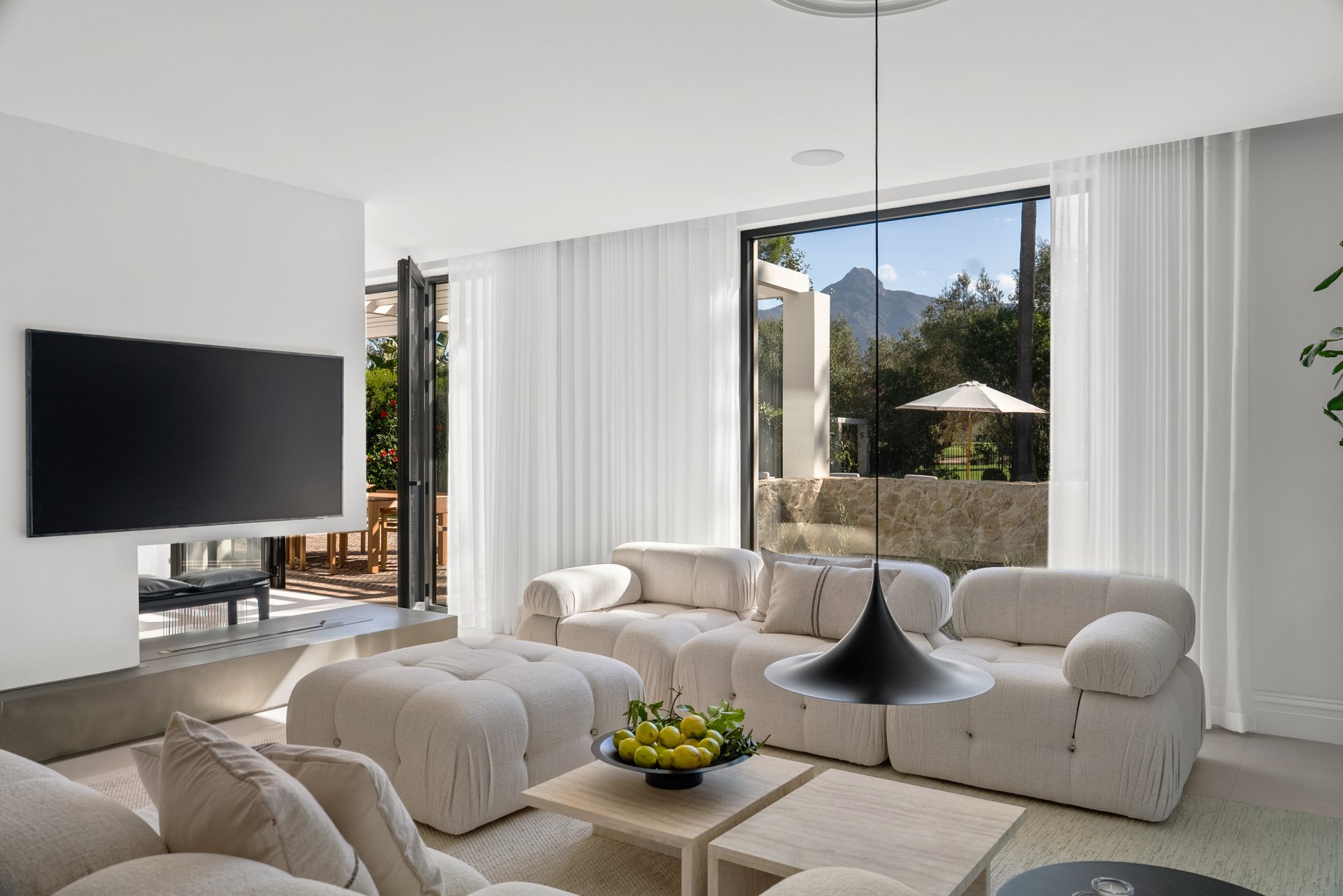 An impressive frontline golf villa located in the prestigious Las Brisas area of Nueva Andalucía