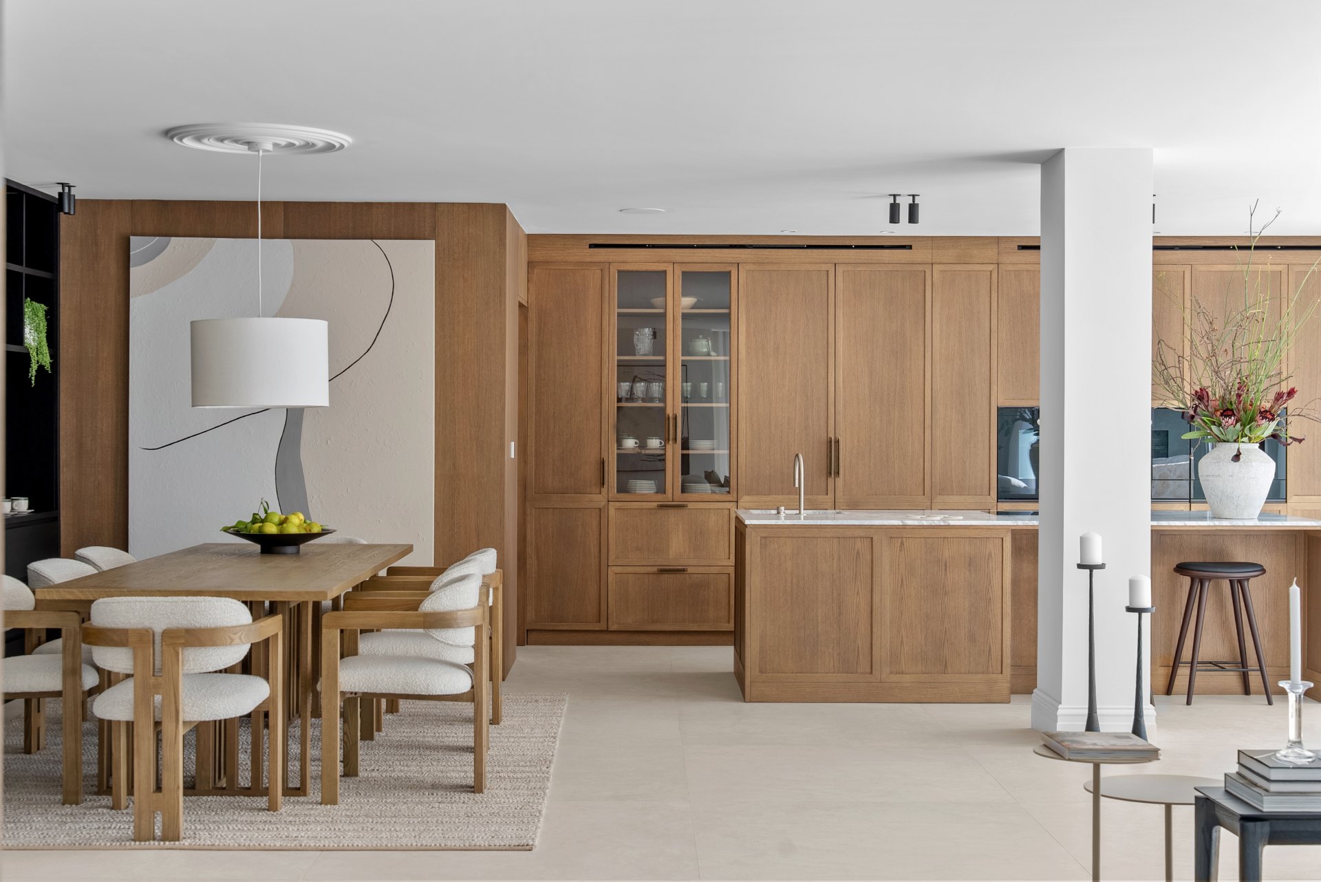 An impressive frontline golf villa located in the prestigious Las Brisas area of Nueva Andalucía