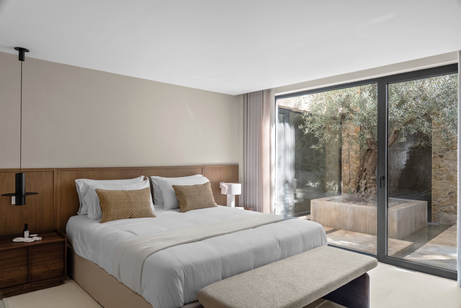 An impressive frontline golf villa located in the prestigious Las Brisas area of Nueva Andalucía