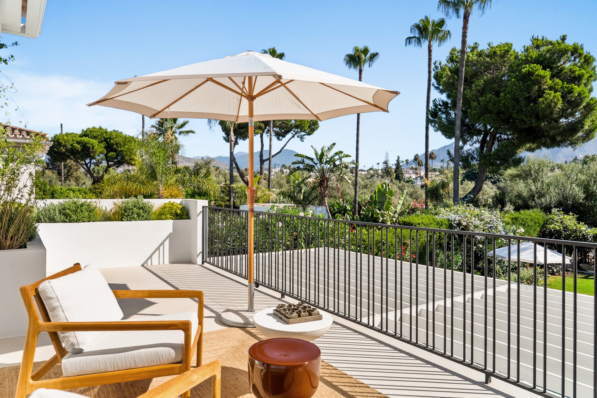 An impressive frontline golf villa located in the prestigious Las Brisas area of Nueva Andalucía