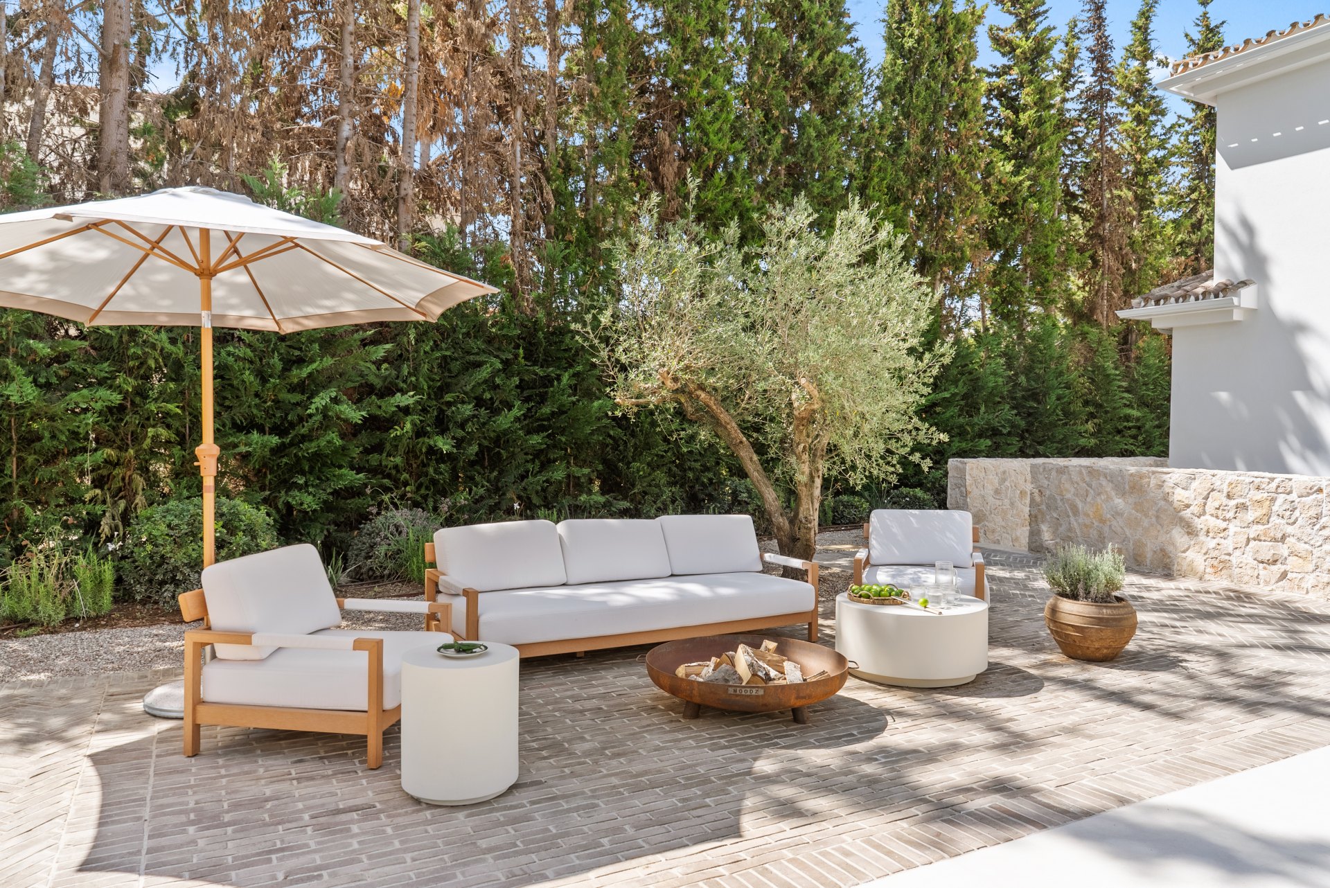 An impressive frontline golf villa located in the prestigious Las Brisas area of Nueva Andalucía