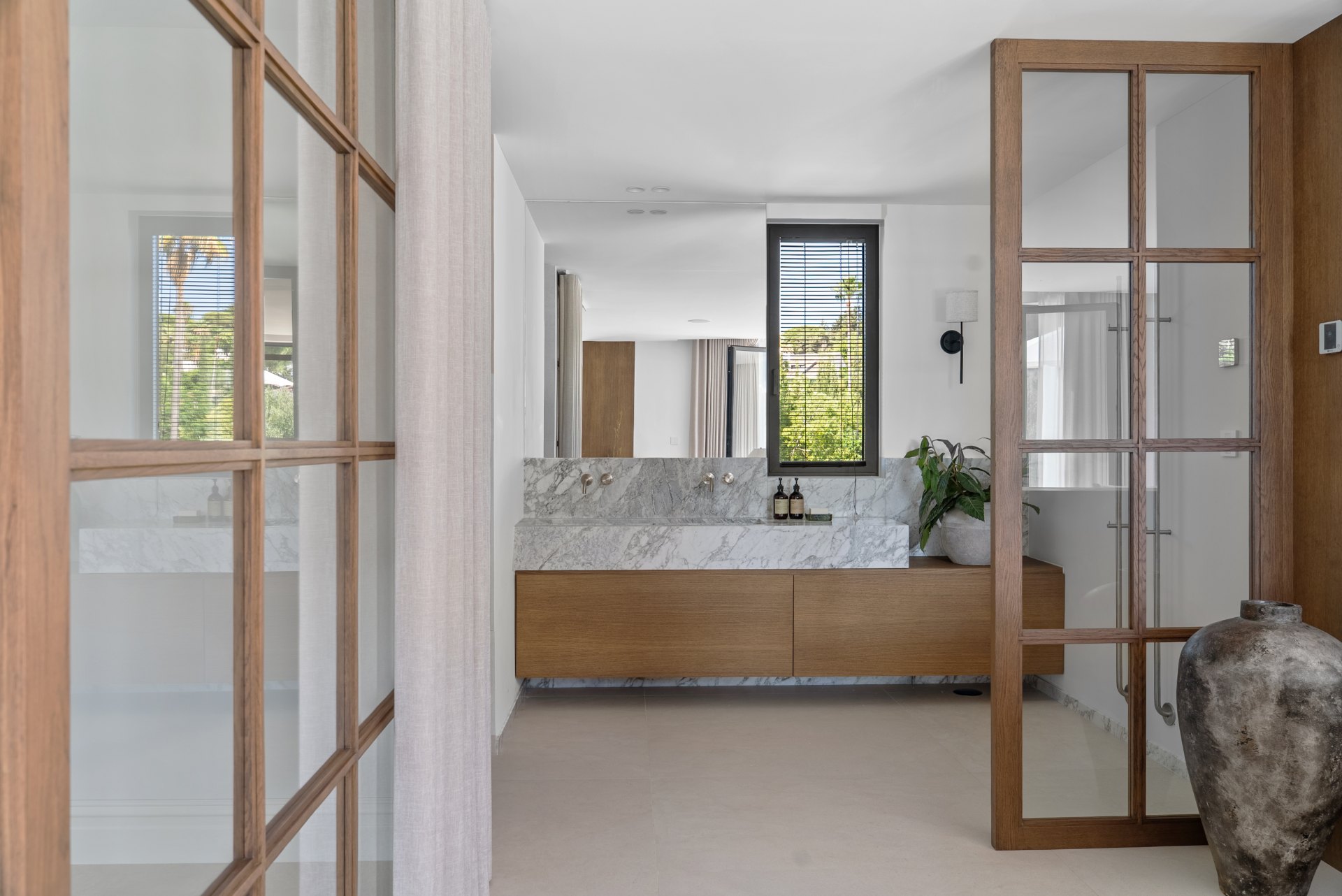 An impressive frontline golf villa located in the prestigious Las Brisas area of Nueva Andalucía