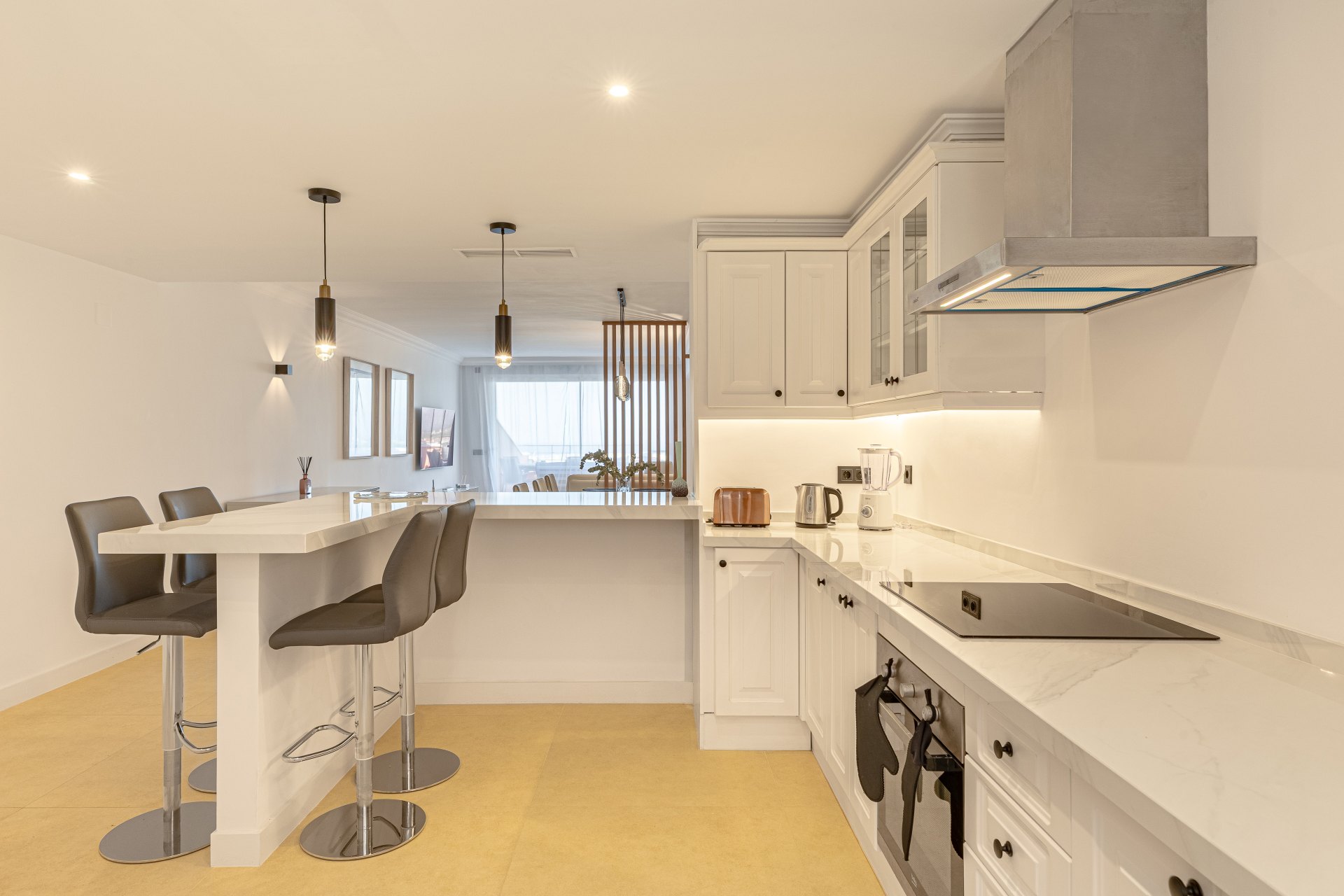 Stylish two bedroom apartment with a terrace in Magna Marbella, Marbella