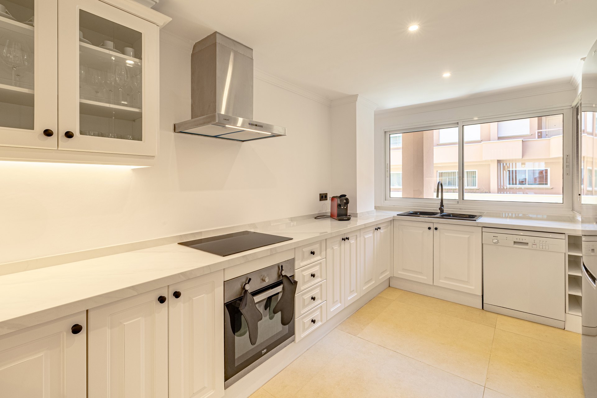 Stylish two bedroom apartment with a terrace in Magna Marbella, Marbella