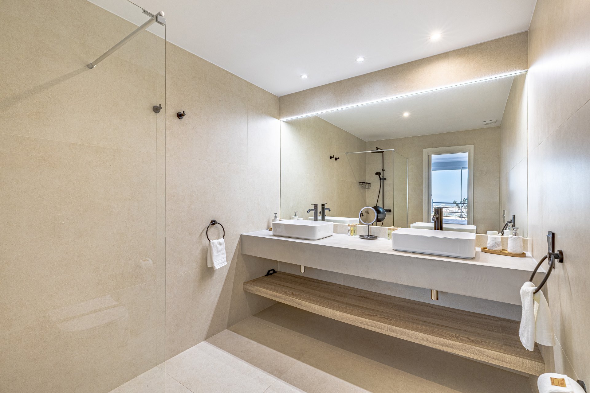 Stylish two bedroom apartment with a terrace in Magna Marbella, Marbella