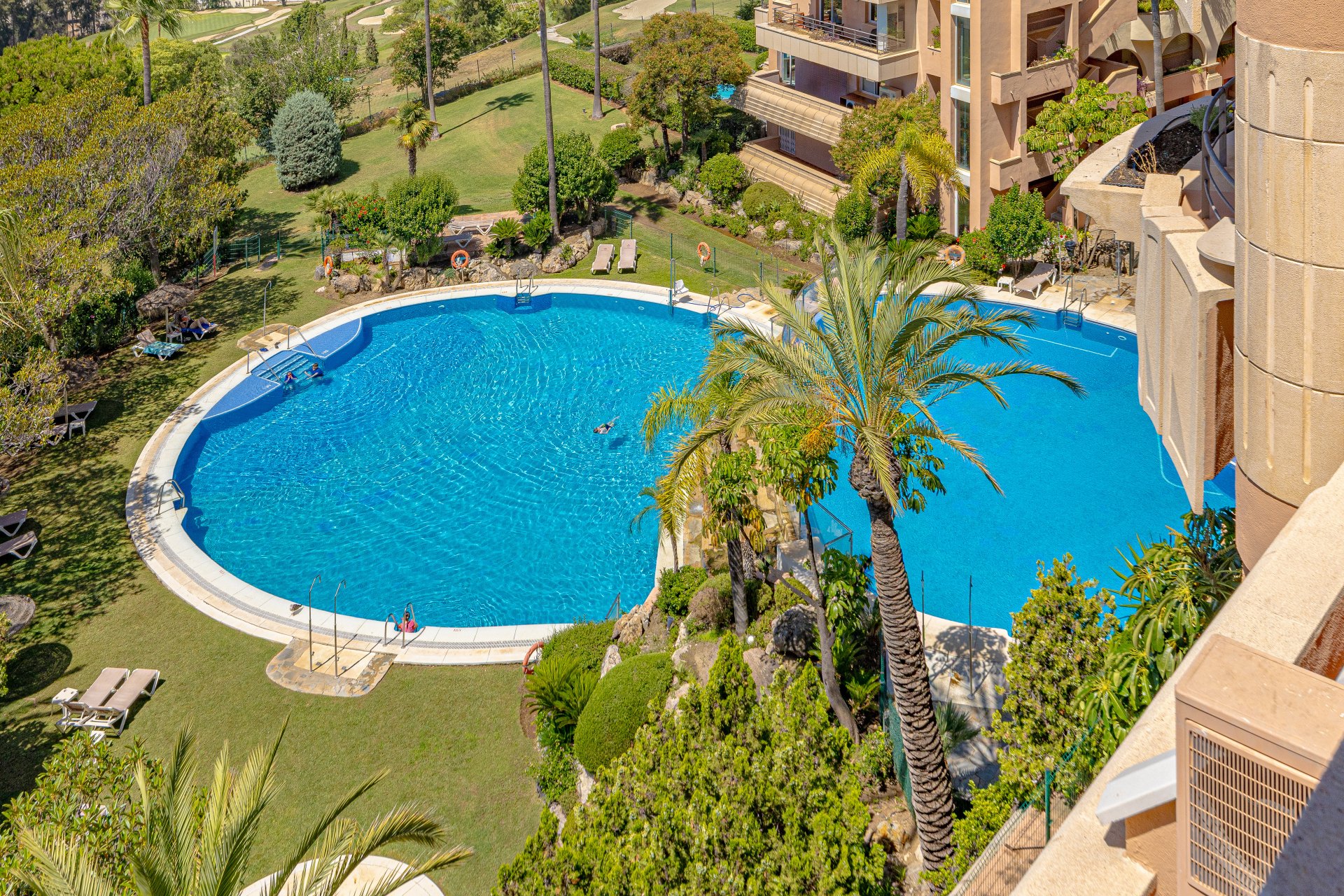 Stylish two bedroom apartment with a terrace in Magna Marbella, Marbella