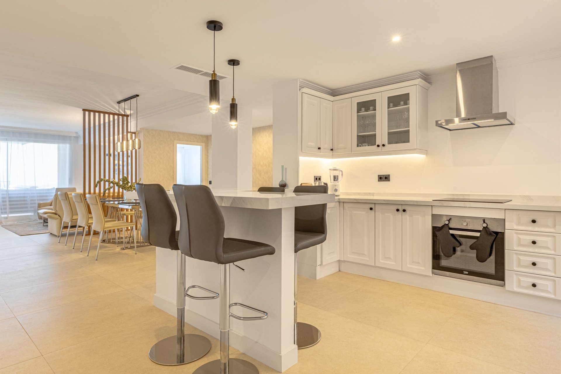 Stylish two bedroom apartment with a terrace in Magna Marbella, Marbella