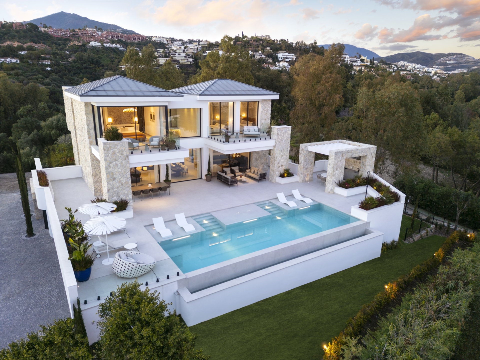 Magnificent villa with panoramic views in La Quinta in a gated and private community