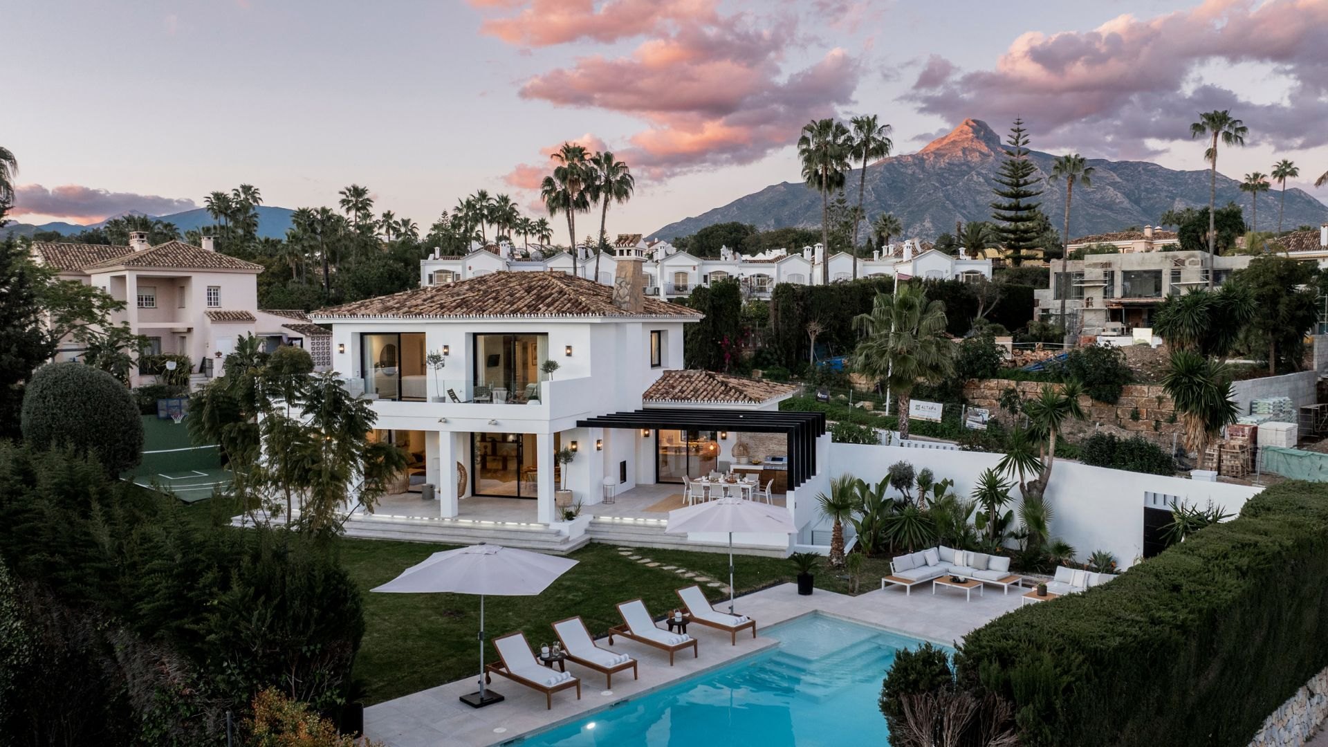 Hermosa villa en Nueva Andalucia con vistas panorámicas al golf