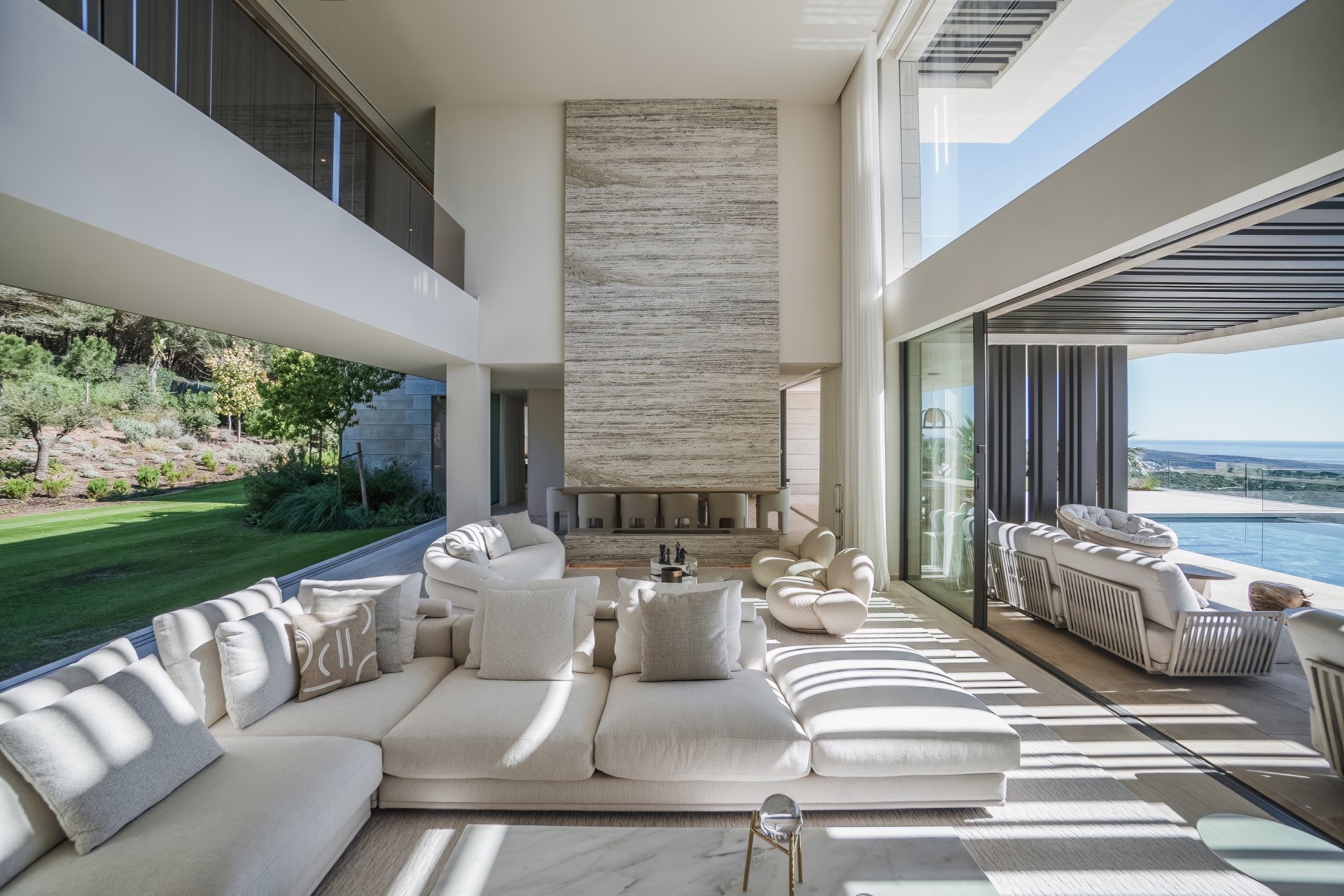 Villa bio arquitectónica de espectacular diseño con amplias vistas panorámicas en La Reserva, Sotogrande