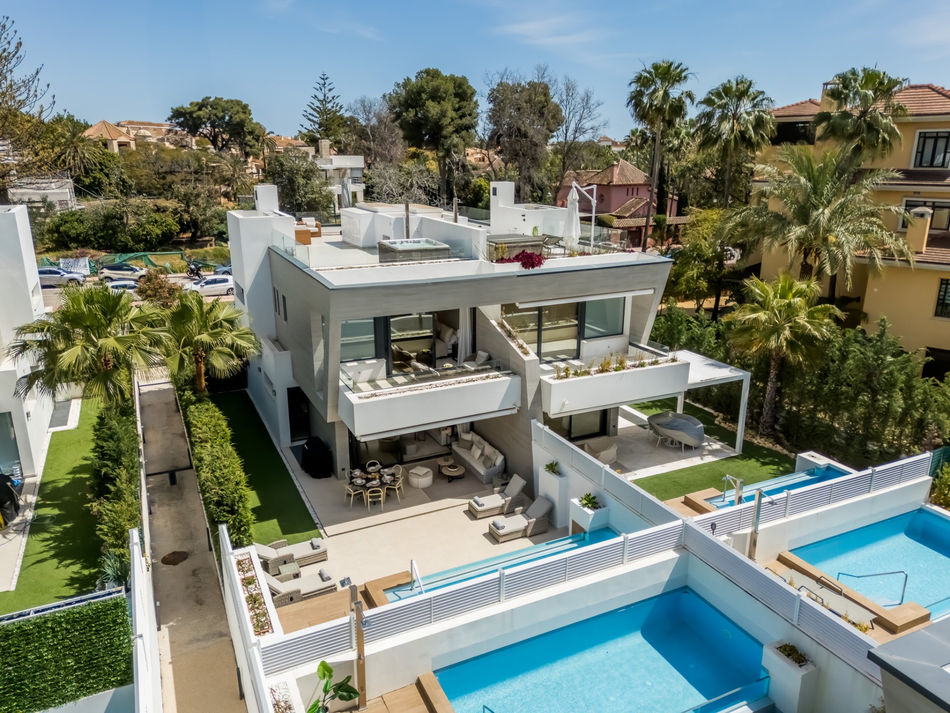 Exclusive semi-detached villa in the best location of Marbella's Golden Mile