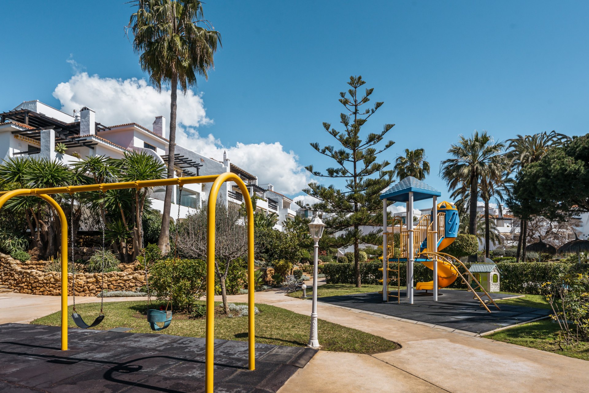 Apartamento elegante con acabados exclusivos y a pasos del mar en la Milla de Oro, Marbella