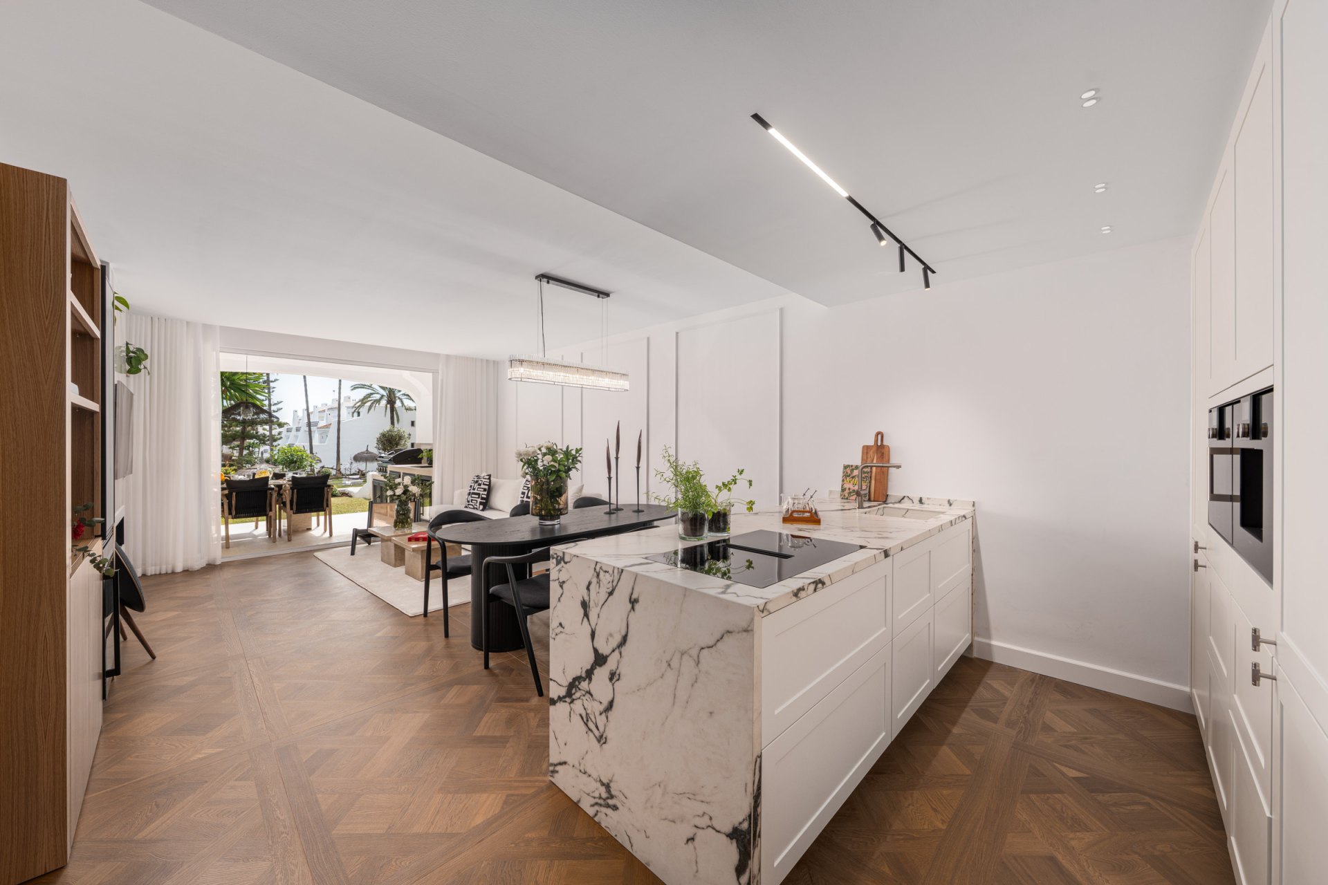 Apartamento elegante con acabados exclusivos y a pasos del mar en la Milla de Oro, Marbella