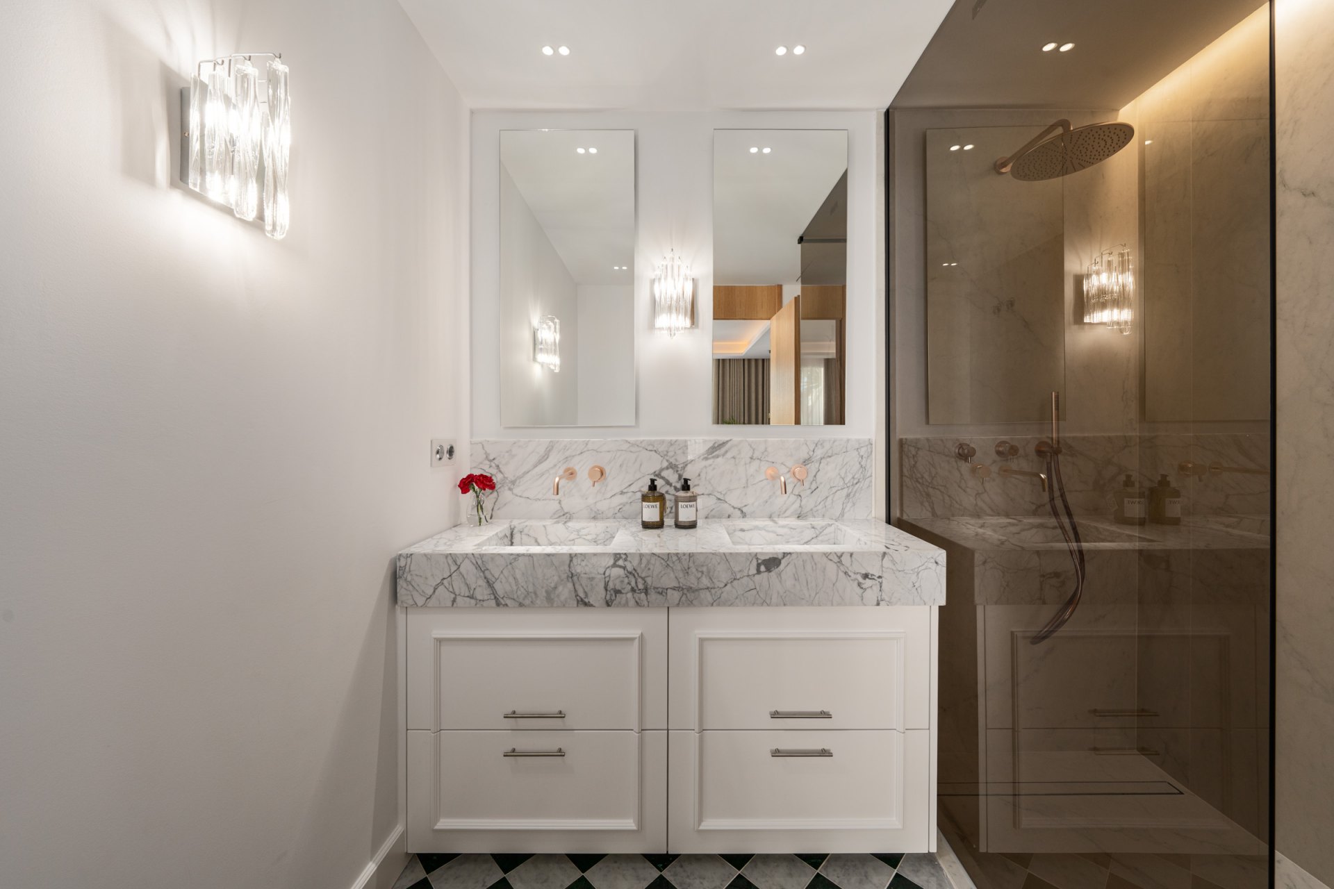 Apartamento elegante con acabados exclusivos y a pasos del mar en la Milla de Oro, Marbella