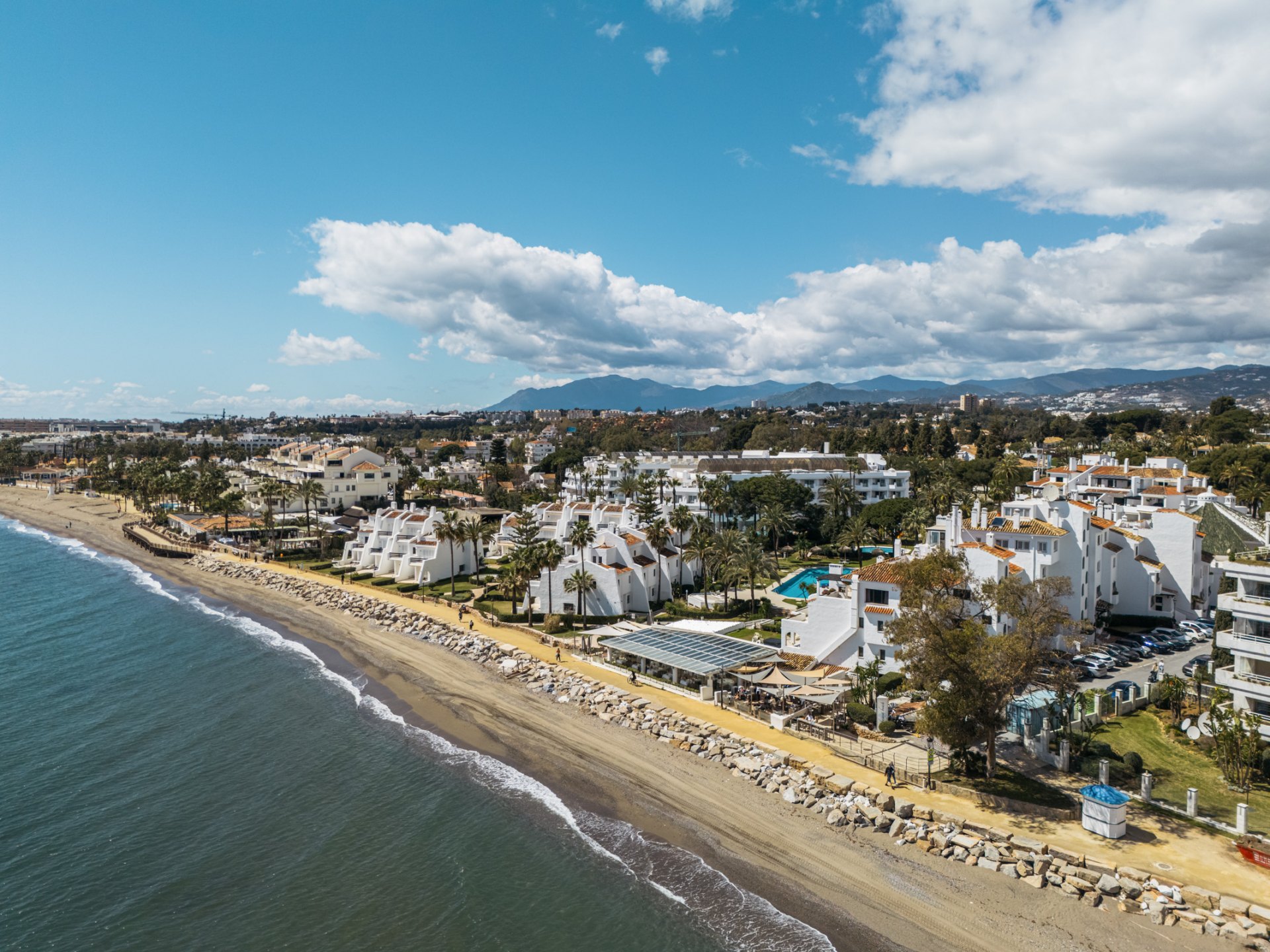 Apartamento elegante con acabados exclusivos y a pasos del mar en la Milla de Oro, Marbella