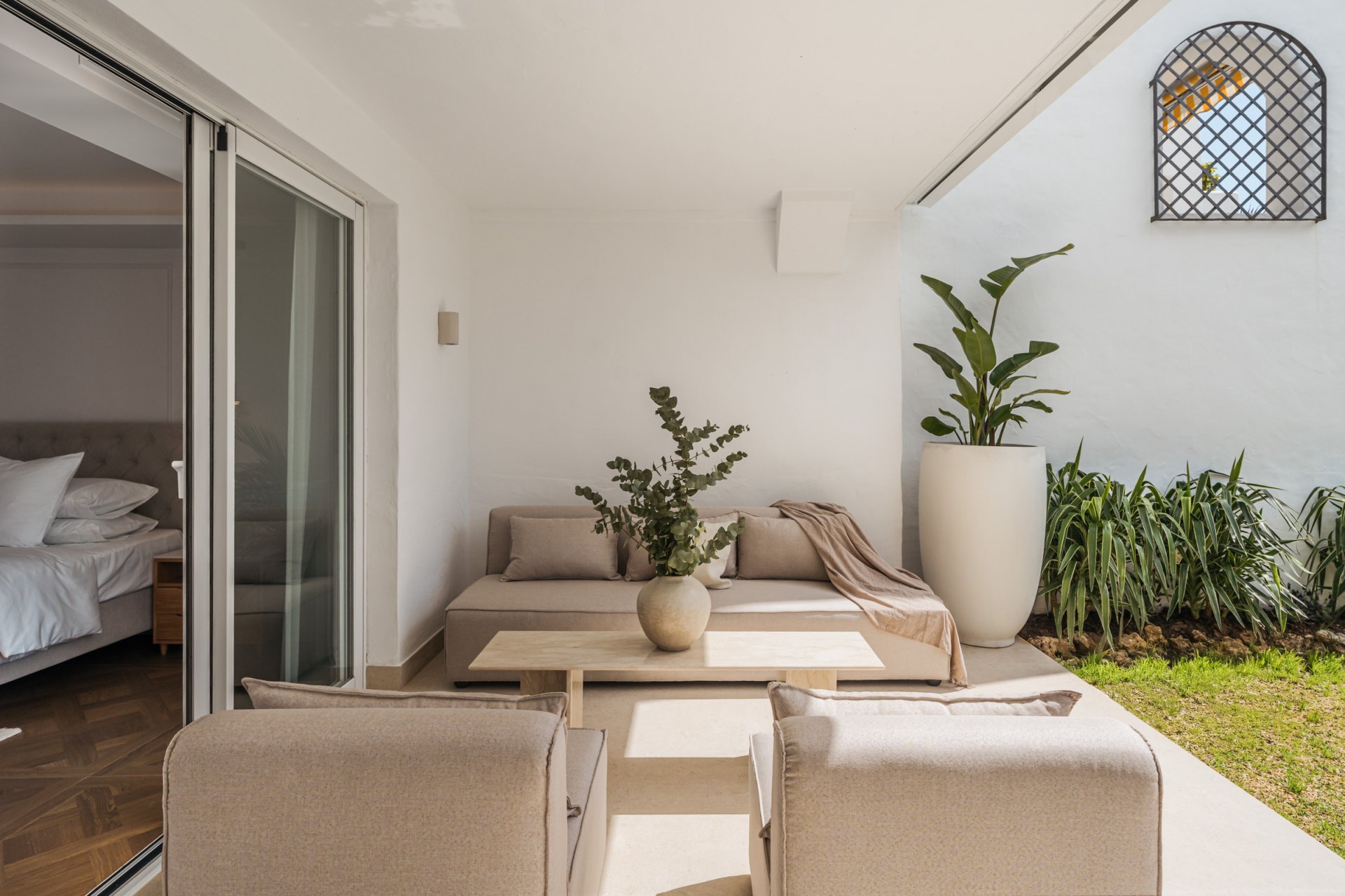 Apartamento elegante con acabados exclusivos y a pasos del mar en la Milla de Oro, Marbella