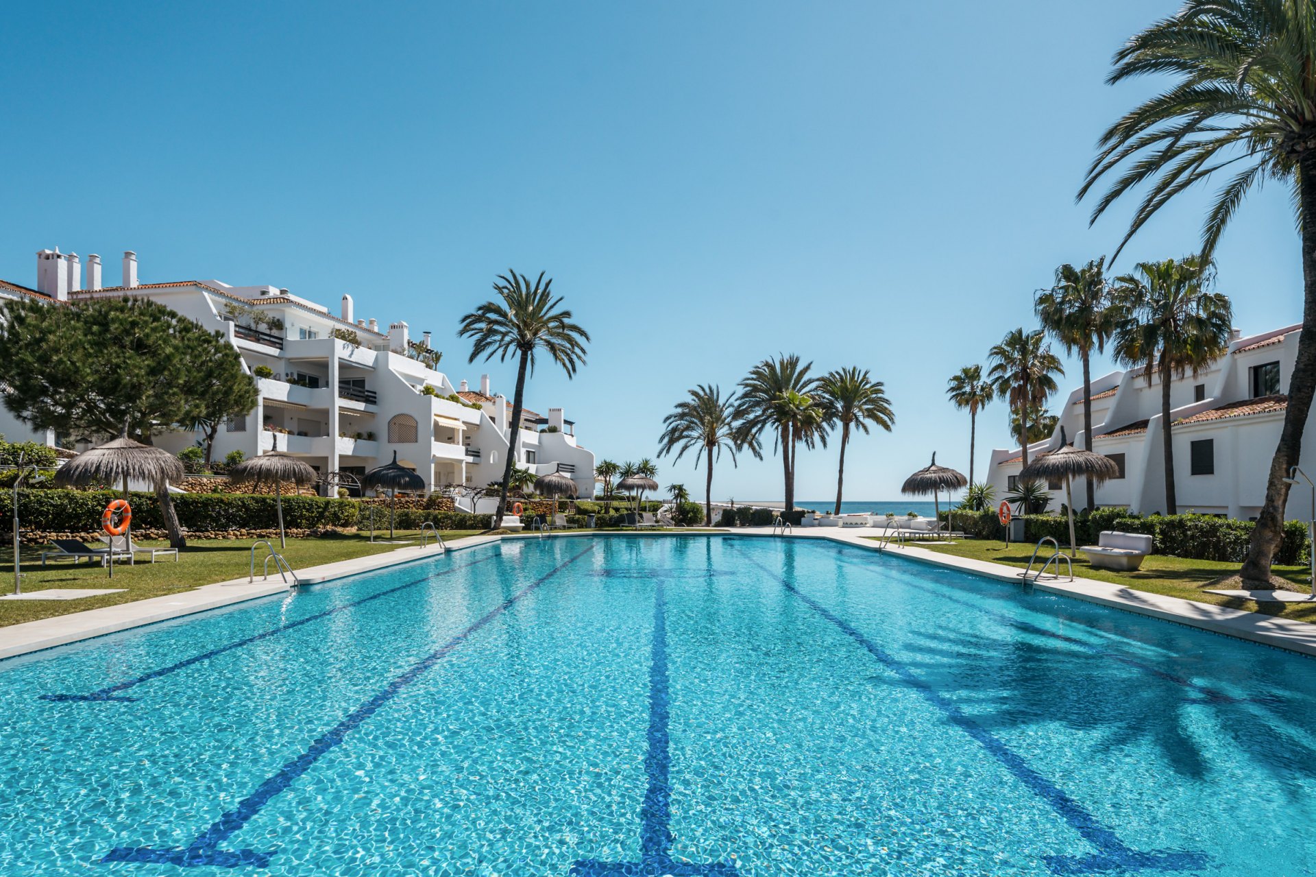 Apartamento elegante con acabados exclusivos y a pasos del mar en la Milla de Oro, Marbella