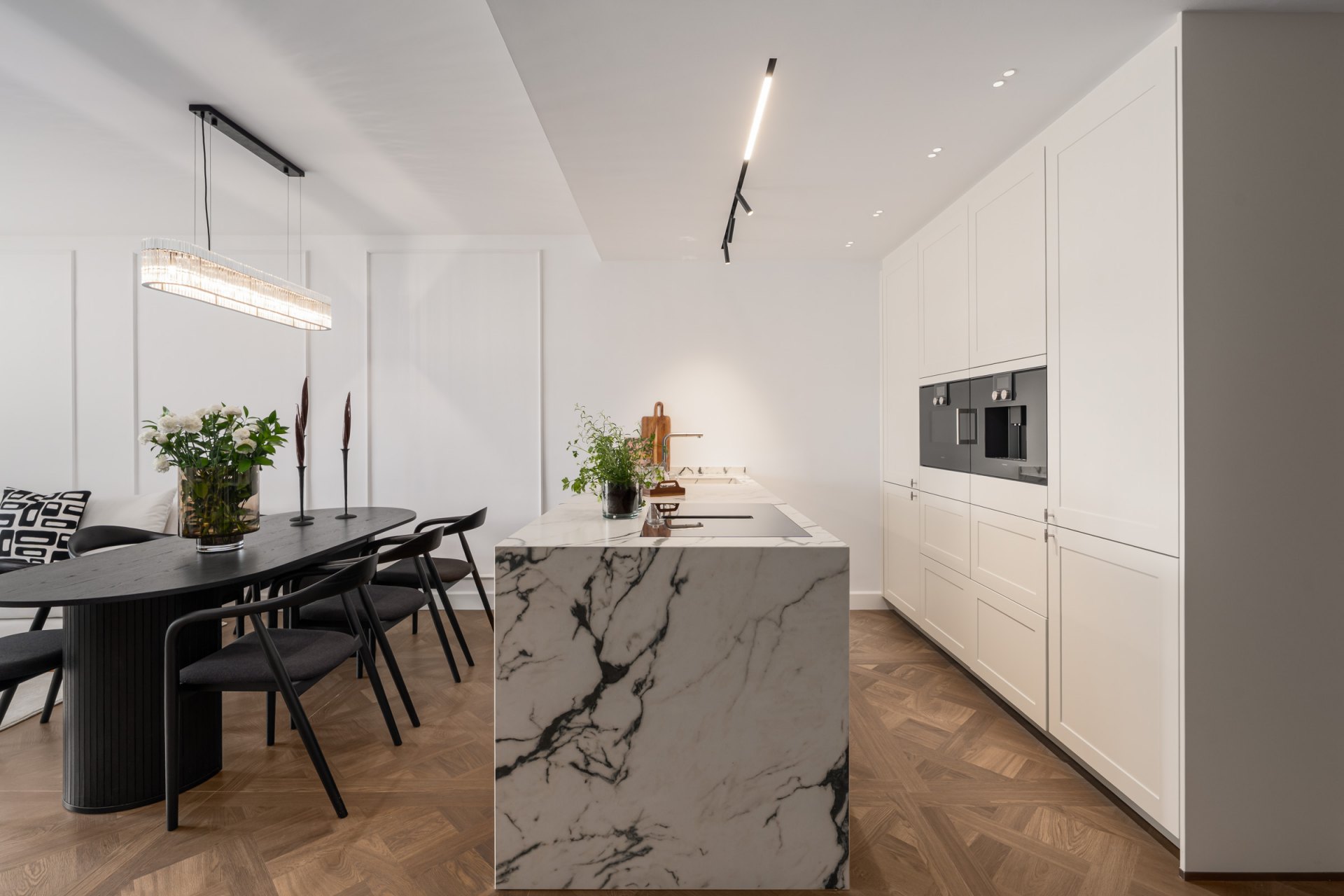 Apartamento elegante con acabados exclusivos y a pasos del mar en la Milla de Oro, Marbella