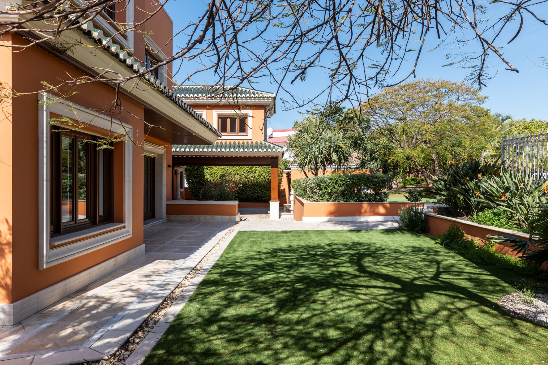 Majestic villa with privacy, eternal views and architectural excellence in El Candado