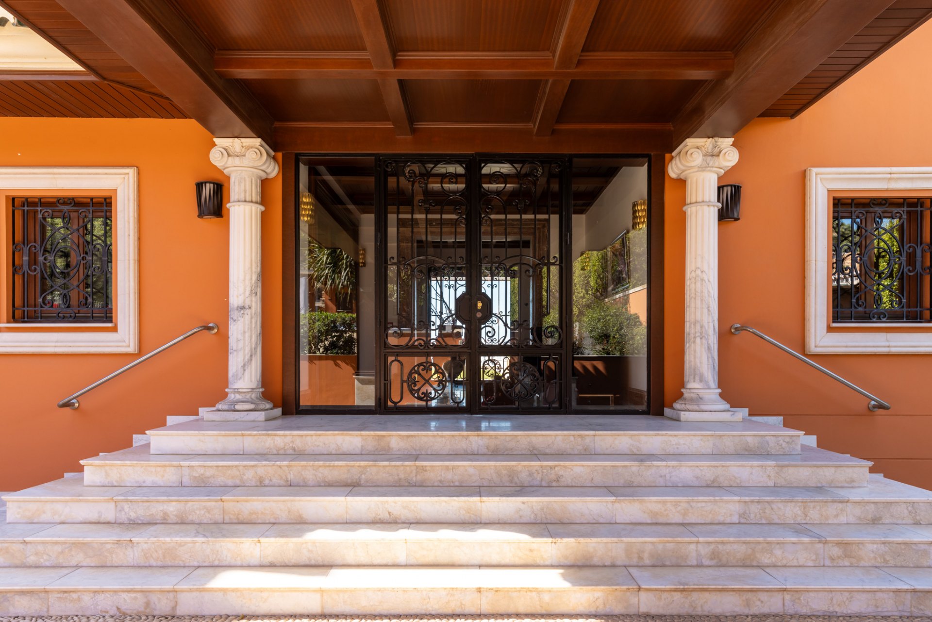 Majestic villa with privacy, eternal views and architectural excellence in El Candado
