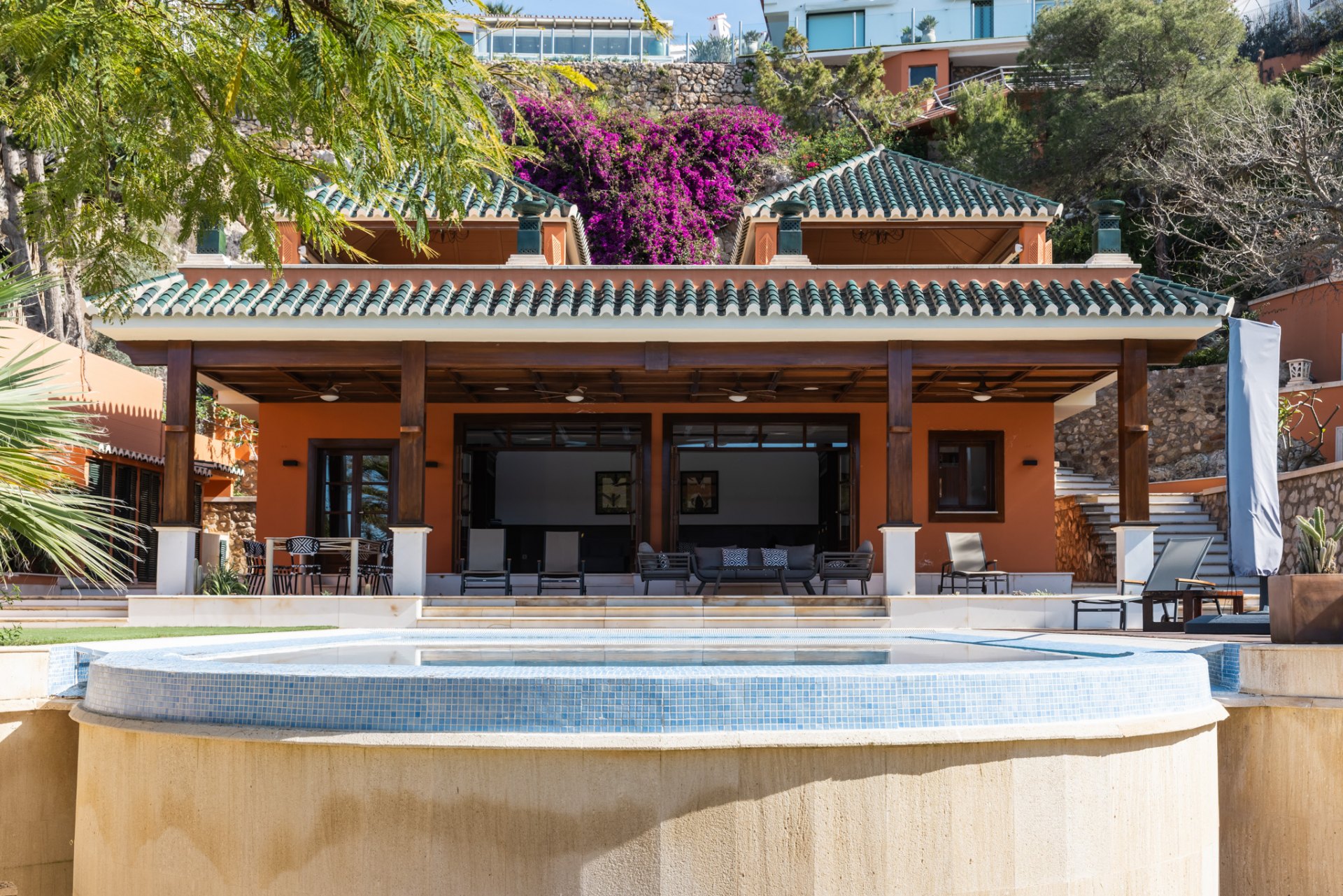 Majestic villa with privacy, eternal views and architectural excellence in El Candado