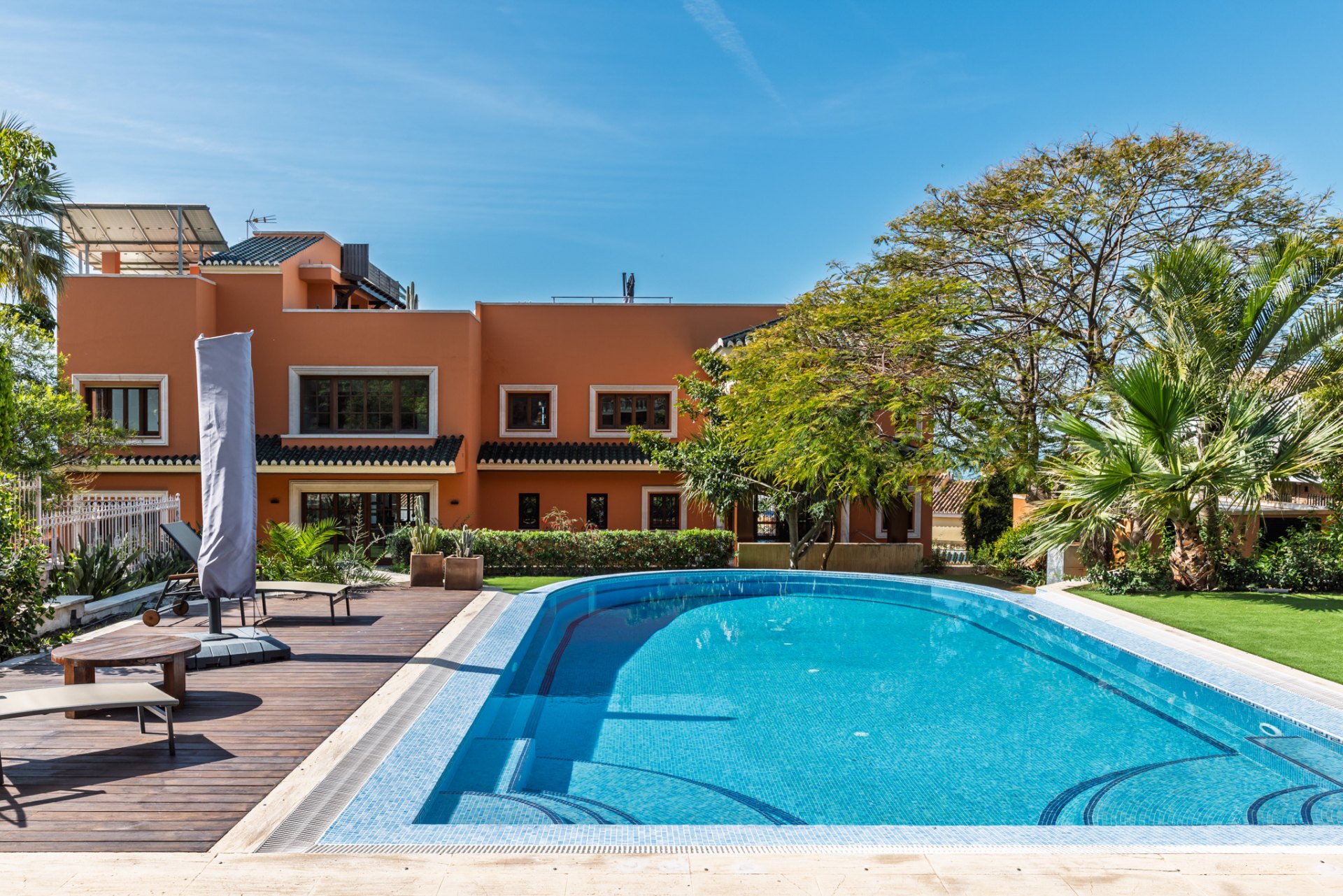 Majestic villa with privacy, eternal views and architectural excellence in El Candado