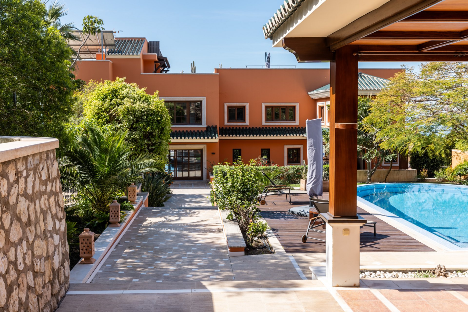 Majestic villa with privacy, eternal views and architectural excellence in El Candado