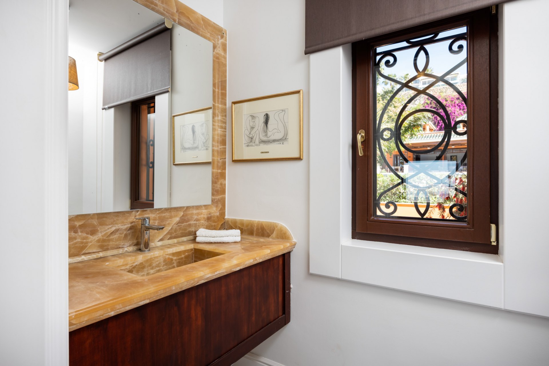 Majestic villa with privacy, eternal views and architectural excellence in El Candado