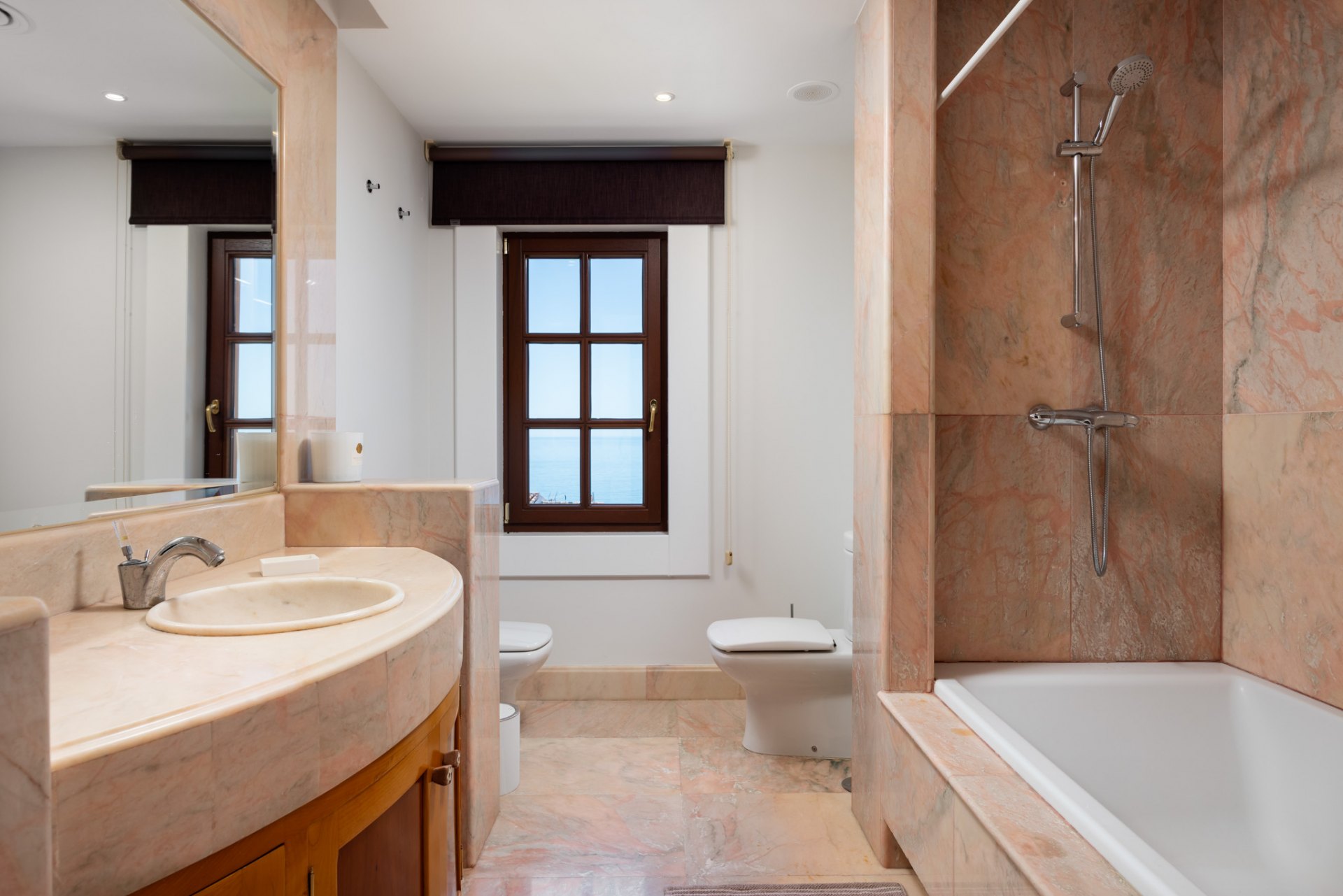 Majestic villa with privacy, eternal views and architectural excellence in El Candado