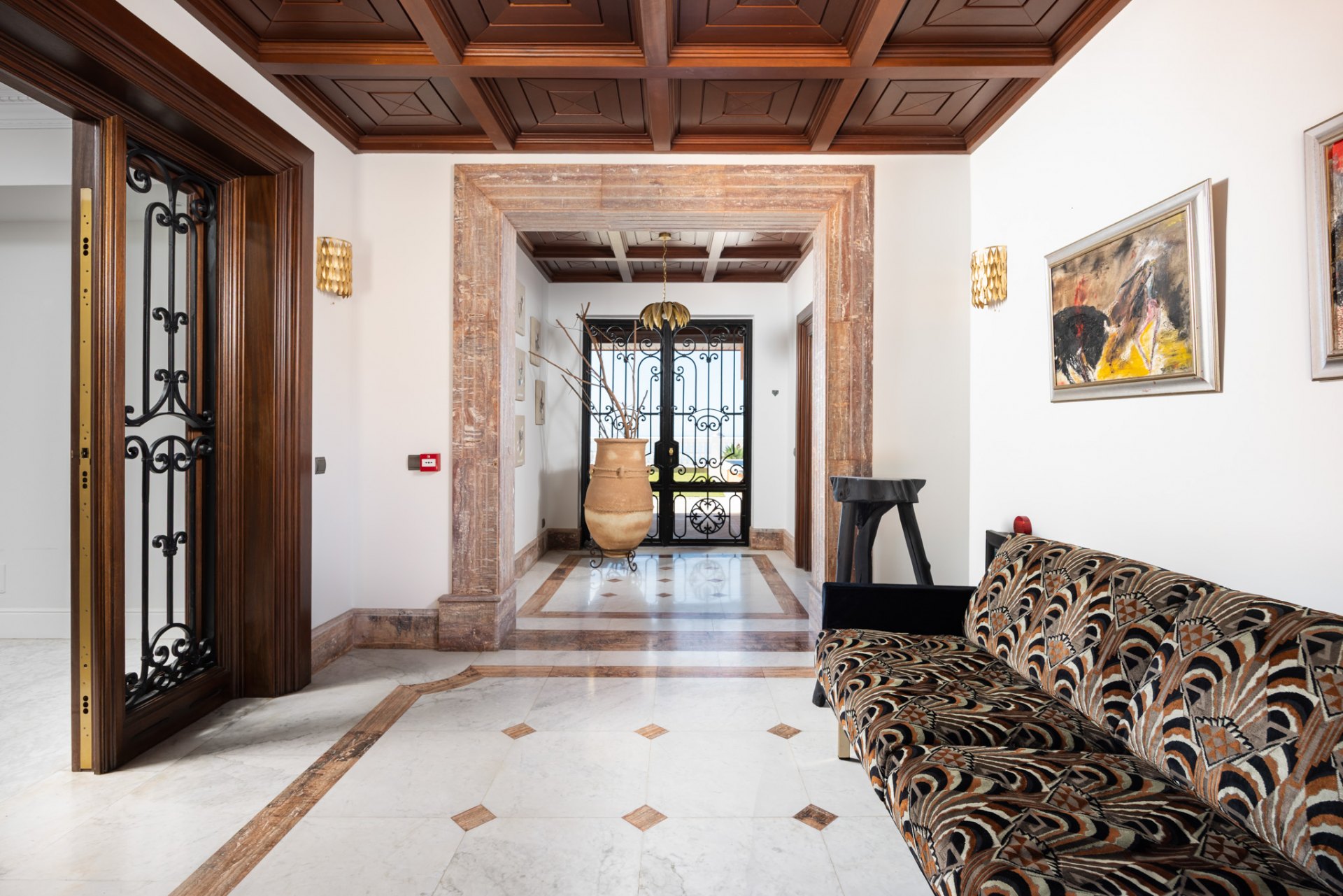 Majestic villa with privacy, eternal views and architectural excellence in El Candado