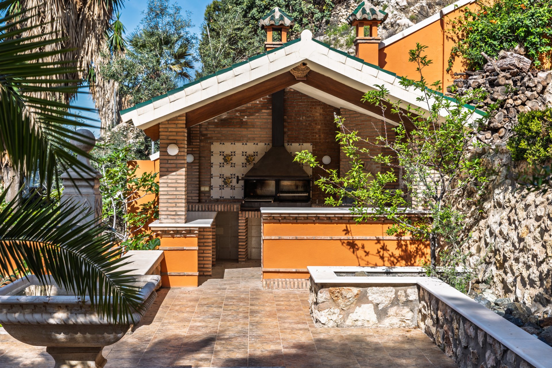 Majestic villa with privacy, eternal views and architectural excellence in El Candado